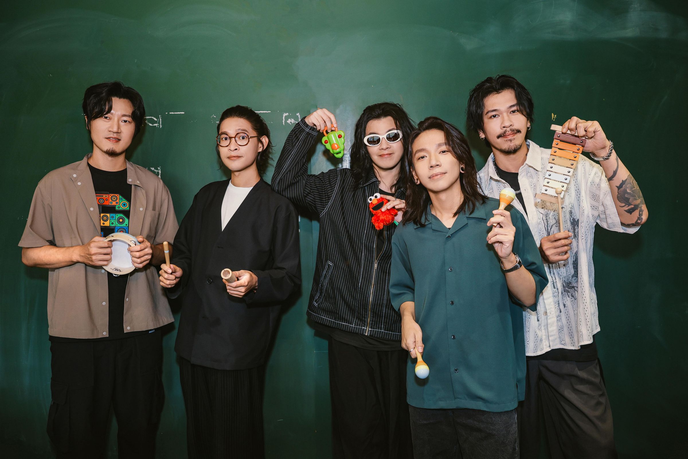 麋先生MIXER新歌〈散散步〉由貝斯手以諾夫婦一起完成，「乾爹」們也放話「乾女兒只要不做壞事我們都支持。」（相信音樂提供）
