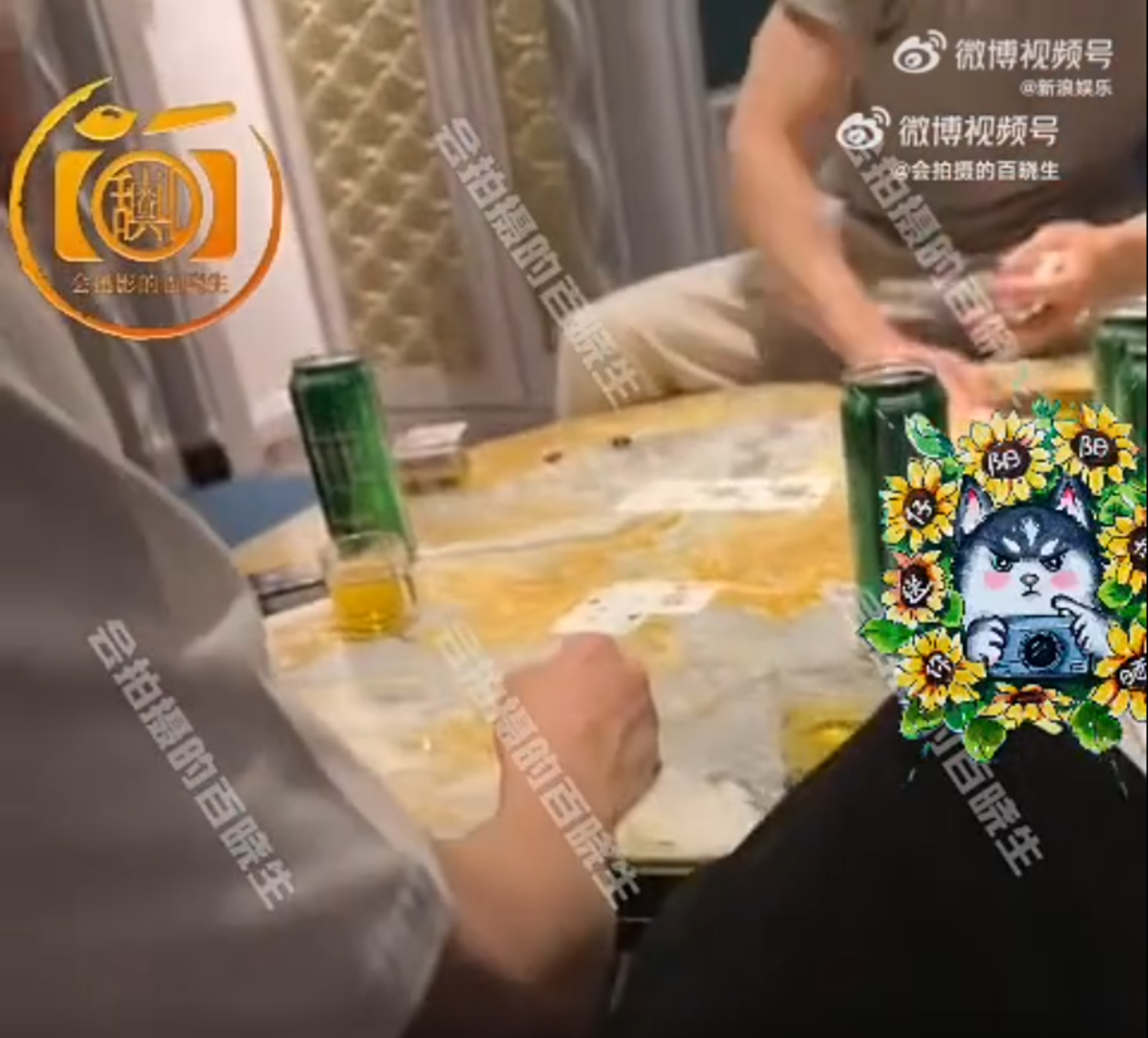 爆料者還提供影片，是許凱在青島拍戲時住的飯店裡打牌影片，雖然沒有看見臉，但聽聲音可知是他。（微博圖片）