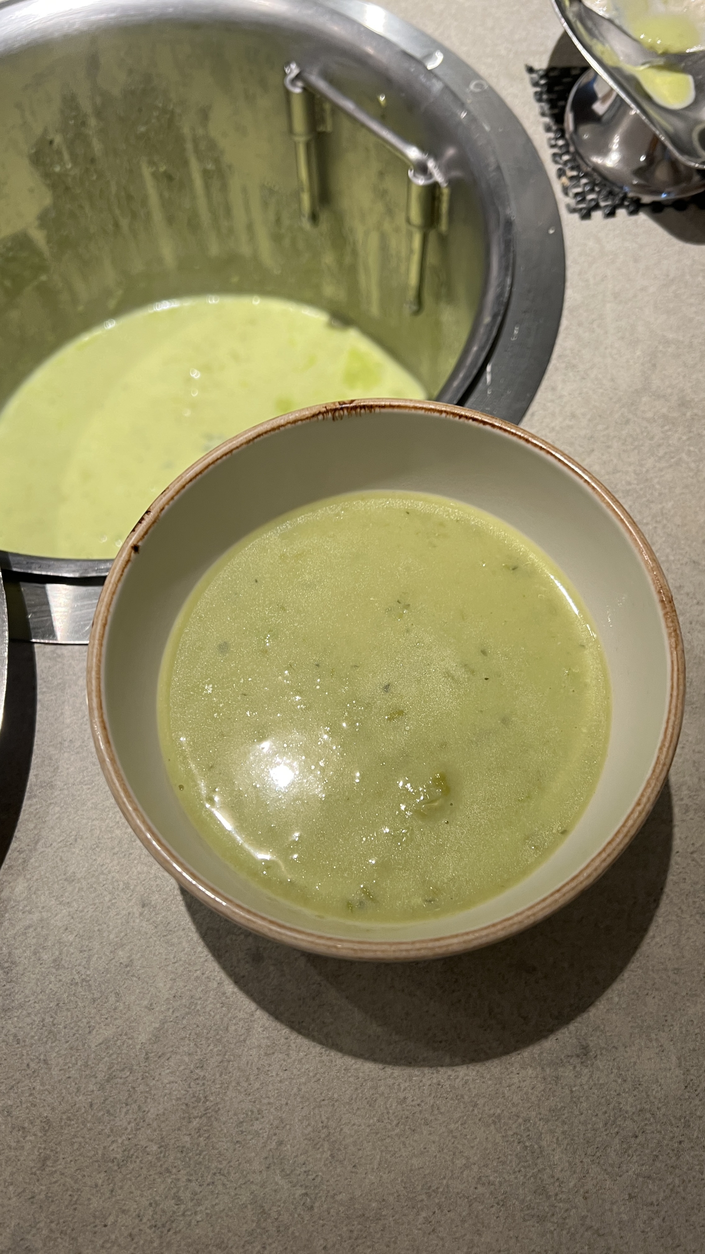 印度風味的薄荷青豆湯非常美味。