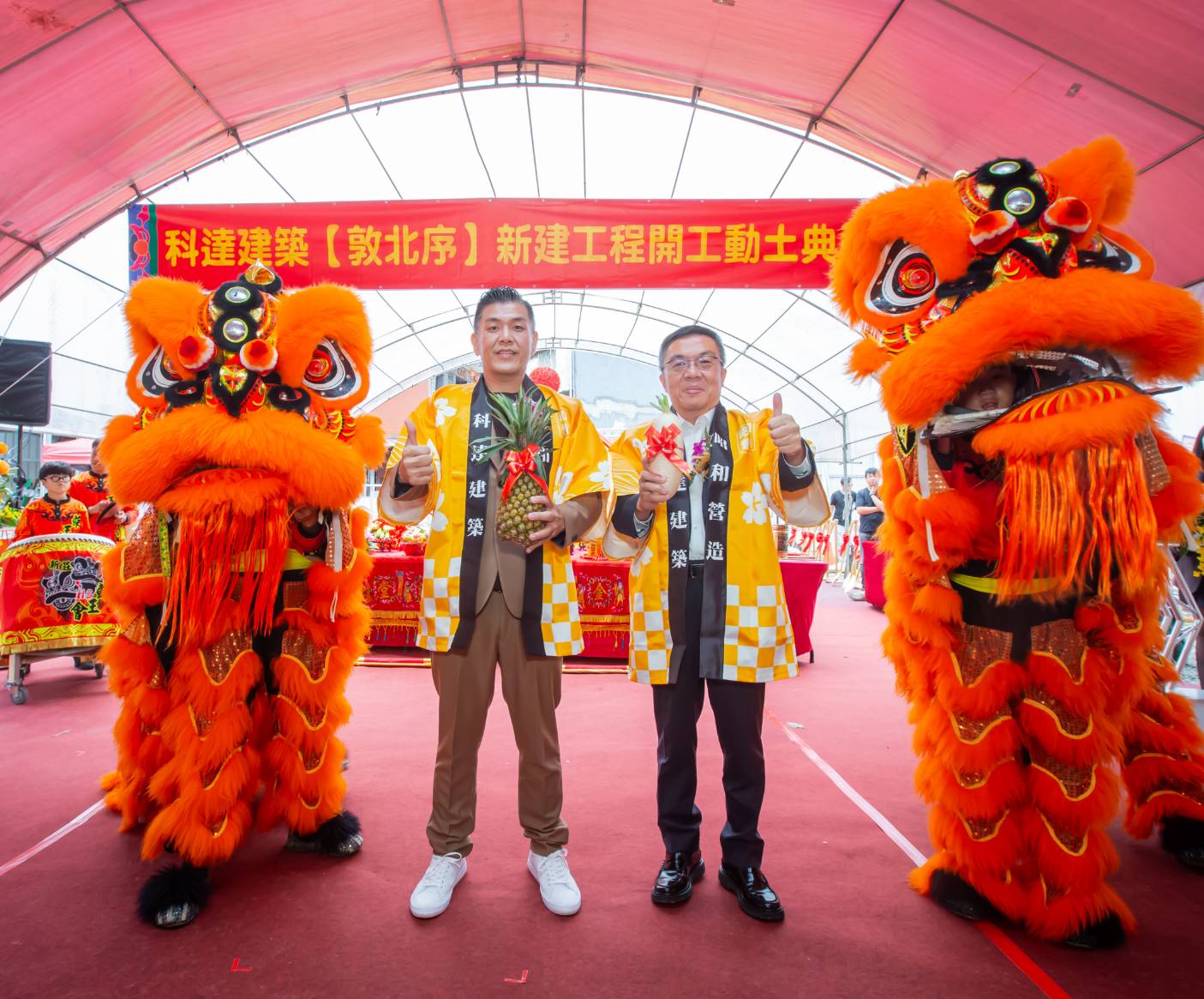 科達建築董事長賴建程(左)與此案大股東廣豐集團會長賀鳴珩(右)一起為敦北序舉開工典禮。二人都看好敦北核心地段,笑稱「自己也要多買幾戶收藏」。(業者提供)