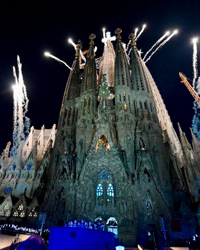 耶穌塔完成祝聖後施放煙火，聖家堂夜空綻放璀璨光芒。（翻攝pontifex IG）
