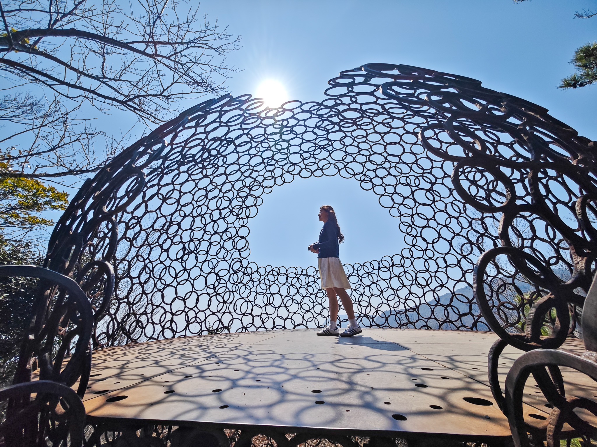 小豆島不只是旅遊打卡勝地，同時也是也瀨戶內國際藝術祭會場中面積最大的一座島，圖為島上作品《空の玉／寒霞渓》。（Credit：”Soranotama / Kankakei” Noe Aoki）