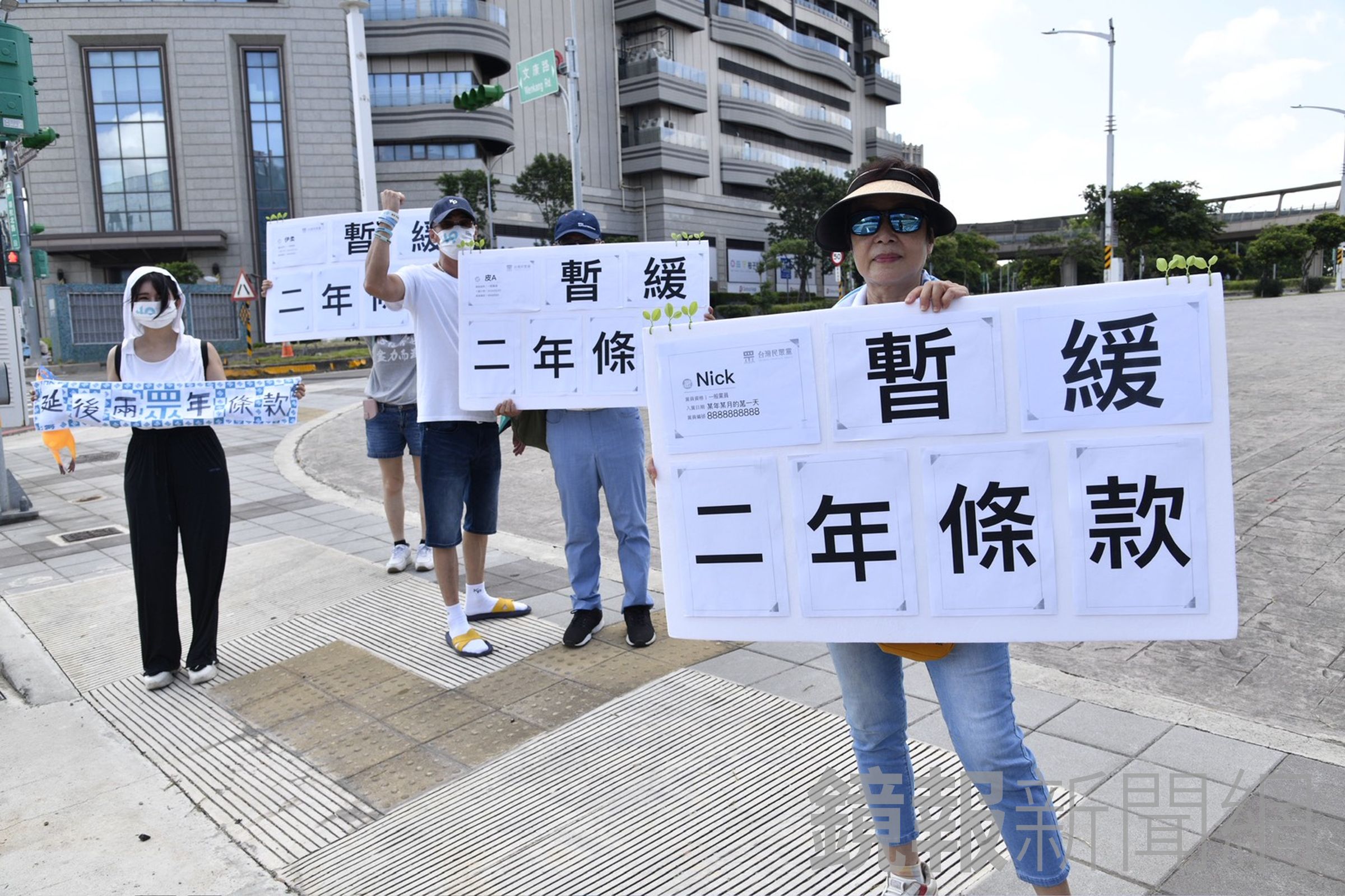 民眾黨今日召開黨代表大會，決議維持不分區立委2年條款，但有黨內人士向媒體抱怨，黃國昌逕自擱置關於2年條款的提案，不給討論也不給表決。（鏡報李智為）