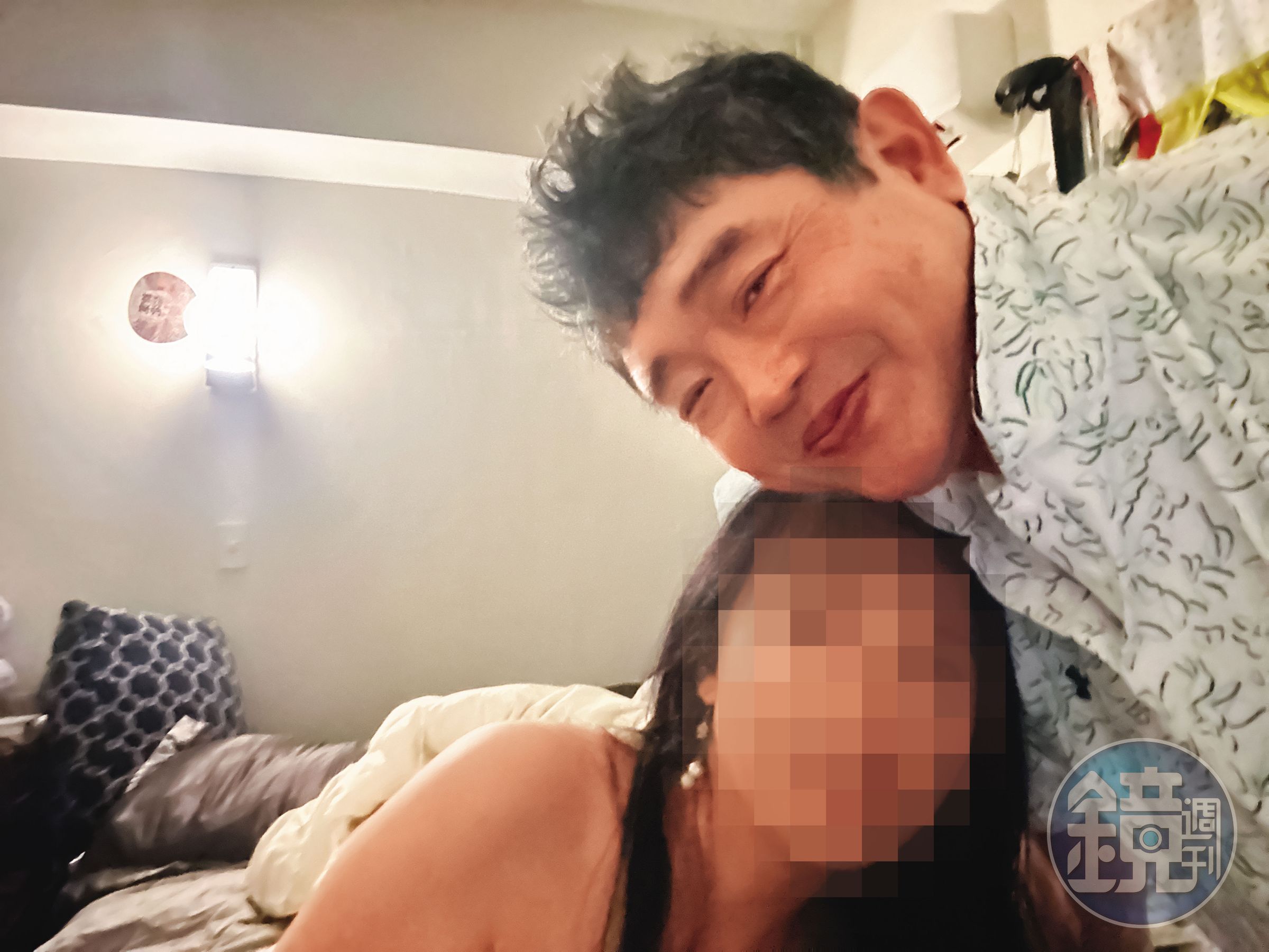 小美（下）提供與名醫林青穀（上）的親密床照，指控林隱婚、騙她上床。（讀者提供）