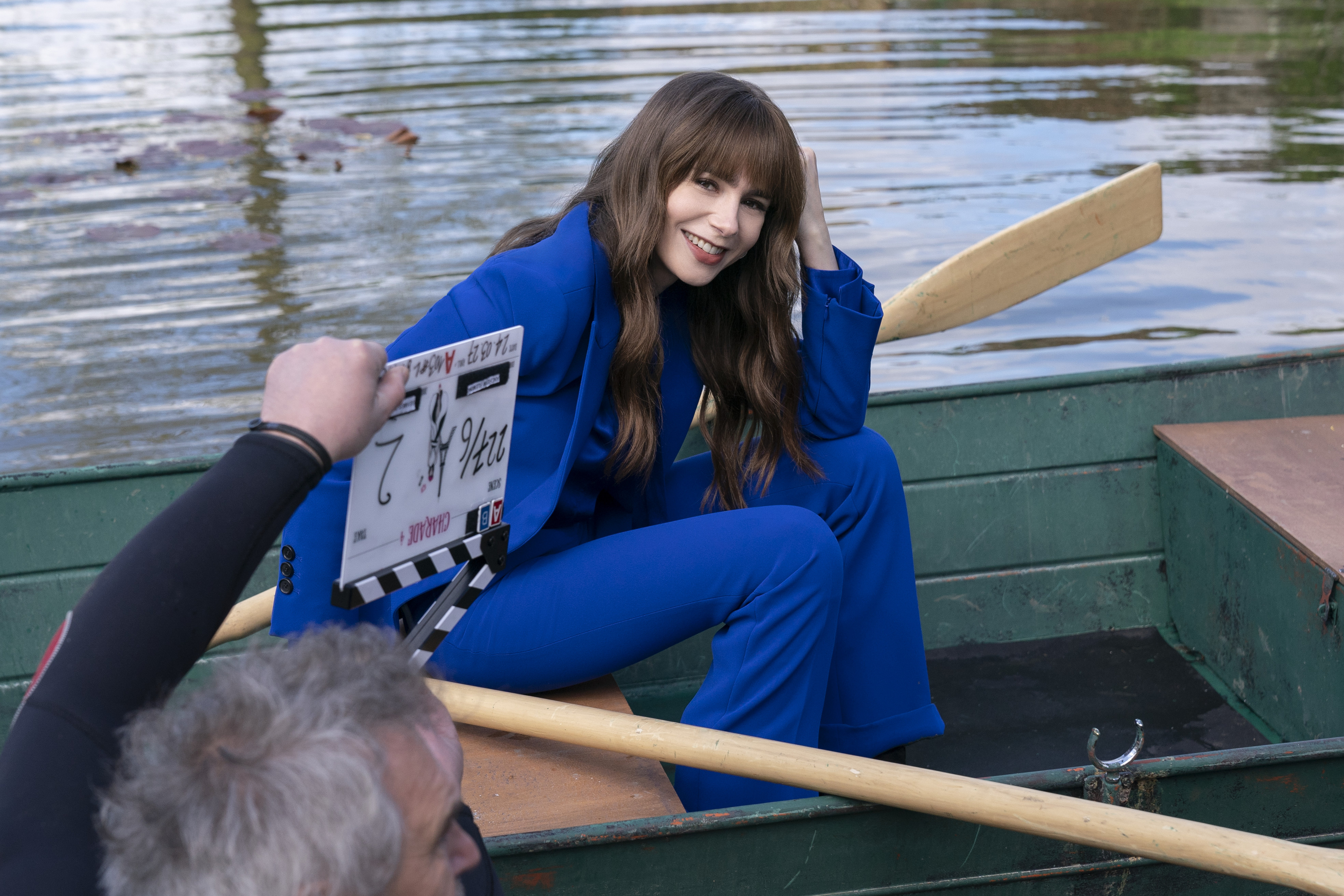 莉莉柯林斯難得穿上藍色西裝,顯現帥氣。(Netflix提供)