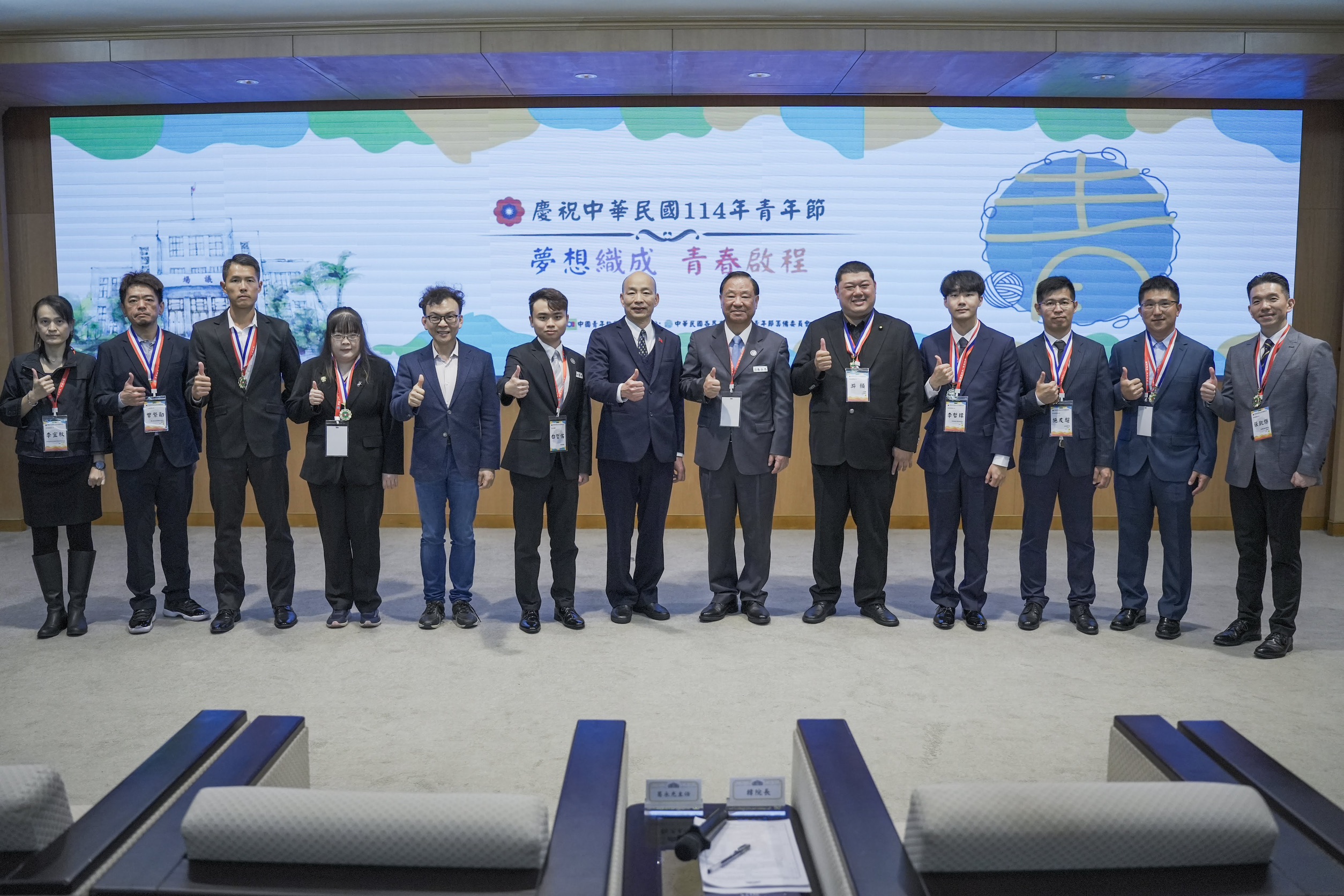 台中地檢署國民法官專組張凱傑檢察官，榮獲今年中華民國青年獎「基層奉獻類」獎章，於本月29日在劍潭青年活動中心接受頒獎表揚。  （中檢提供）