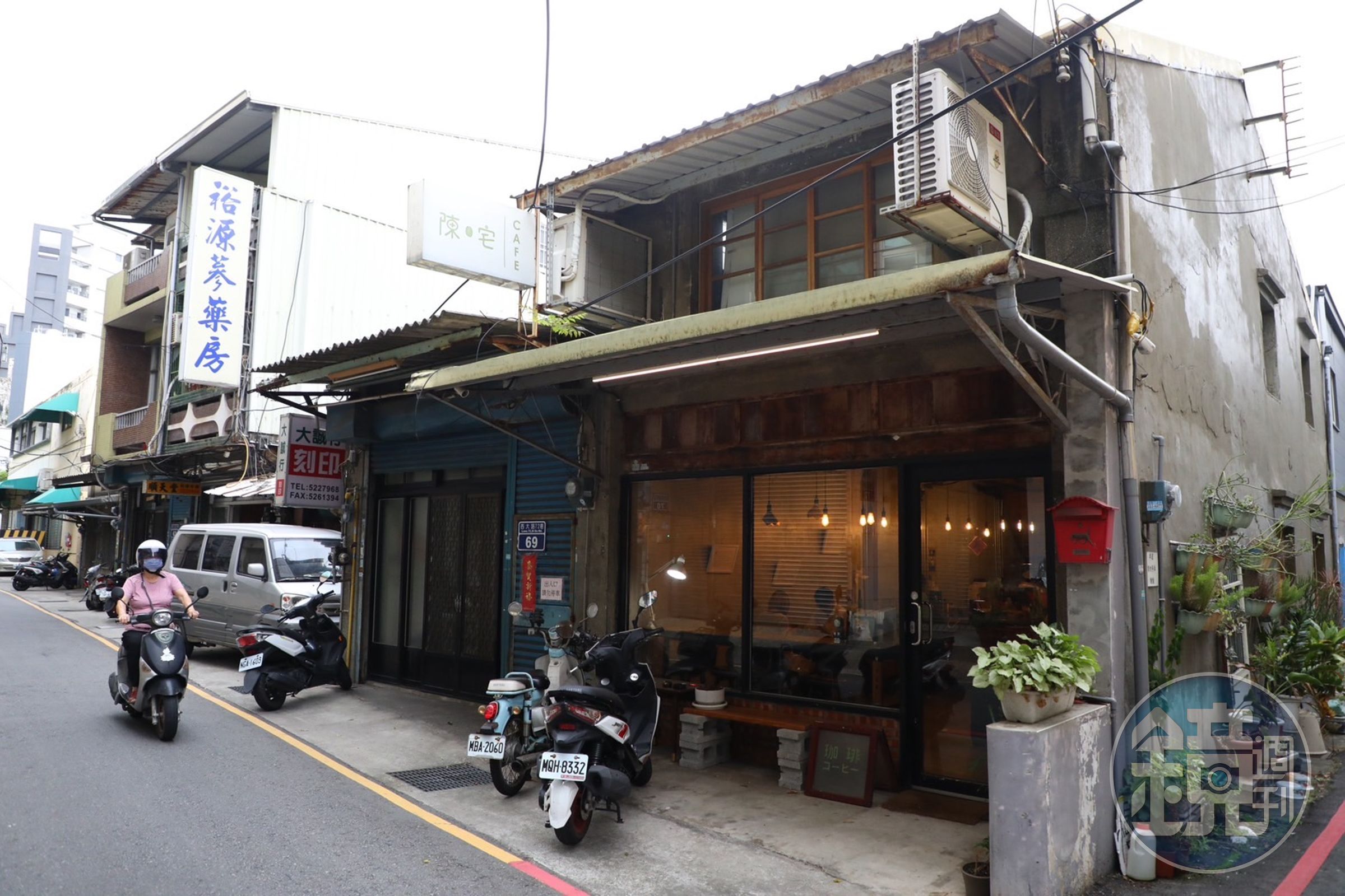 鄰近竹蓮市場的老屋咖啡「陳宅CAFÉ」溫柔佇立街道，成為躲避城市繁雜的午後去處。
