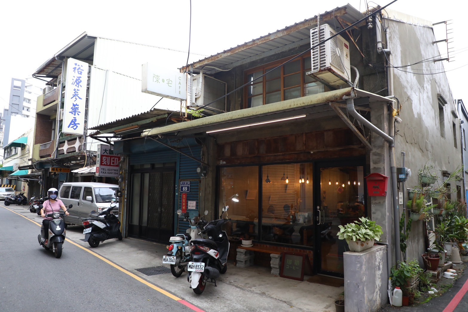 鄰近竹蓮市場的老屋咖啡「陳宅CAFÉ」溫柔佇立街道，成為躲避城市繁雜的午後去處。