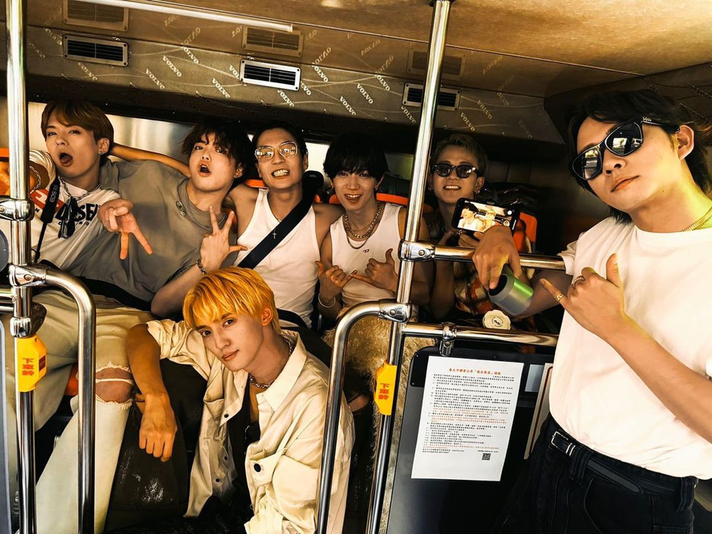 日本星達拓男團Travis Japan搭台北公車超興奮拍照留念。(翻攝松田元太INS)