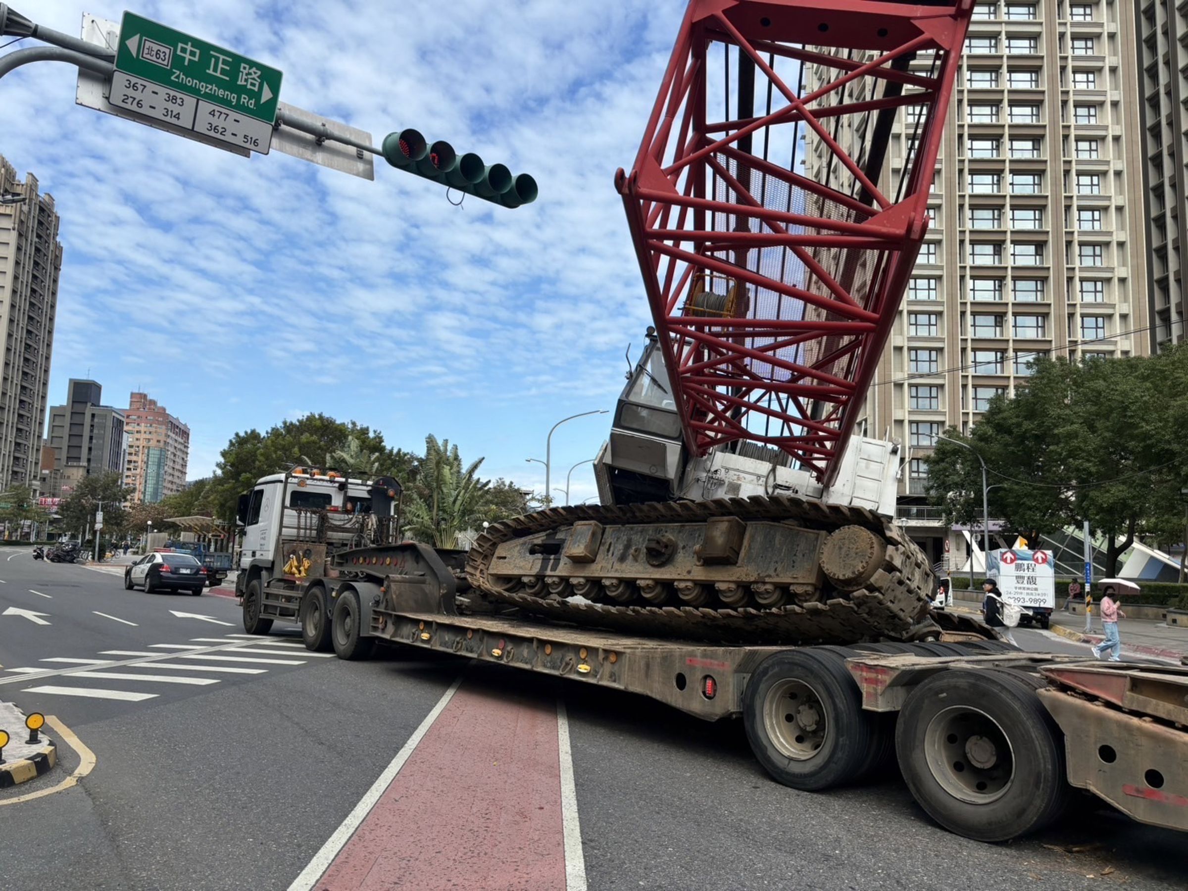 大型吊車突然傾斜掉落,所幸未波及其他車輛。(警方提供)