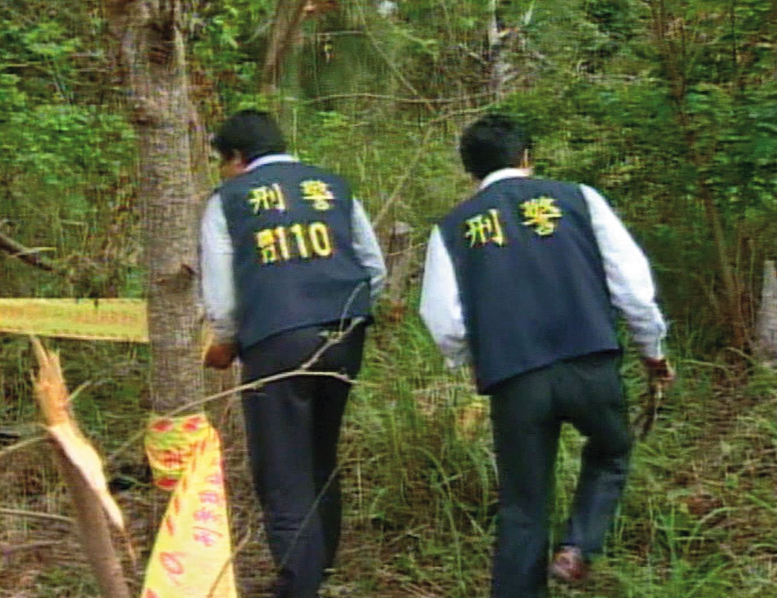 警方根據張胞輝的說法，前往公墓搜尋，最後挖出被他殺害的女友。（東森新聞提供）