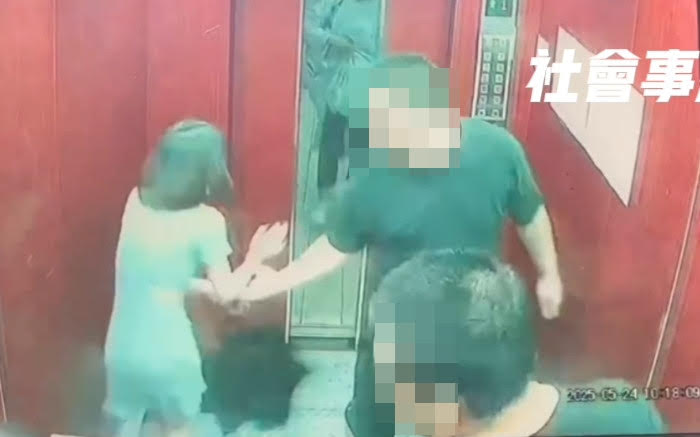 圖01:電梯癡漢癡手拉扯短裙妹,嚇到她驚慌失措。(翻攝社會事新聞影音)