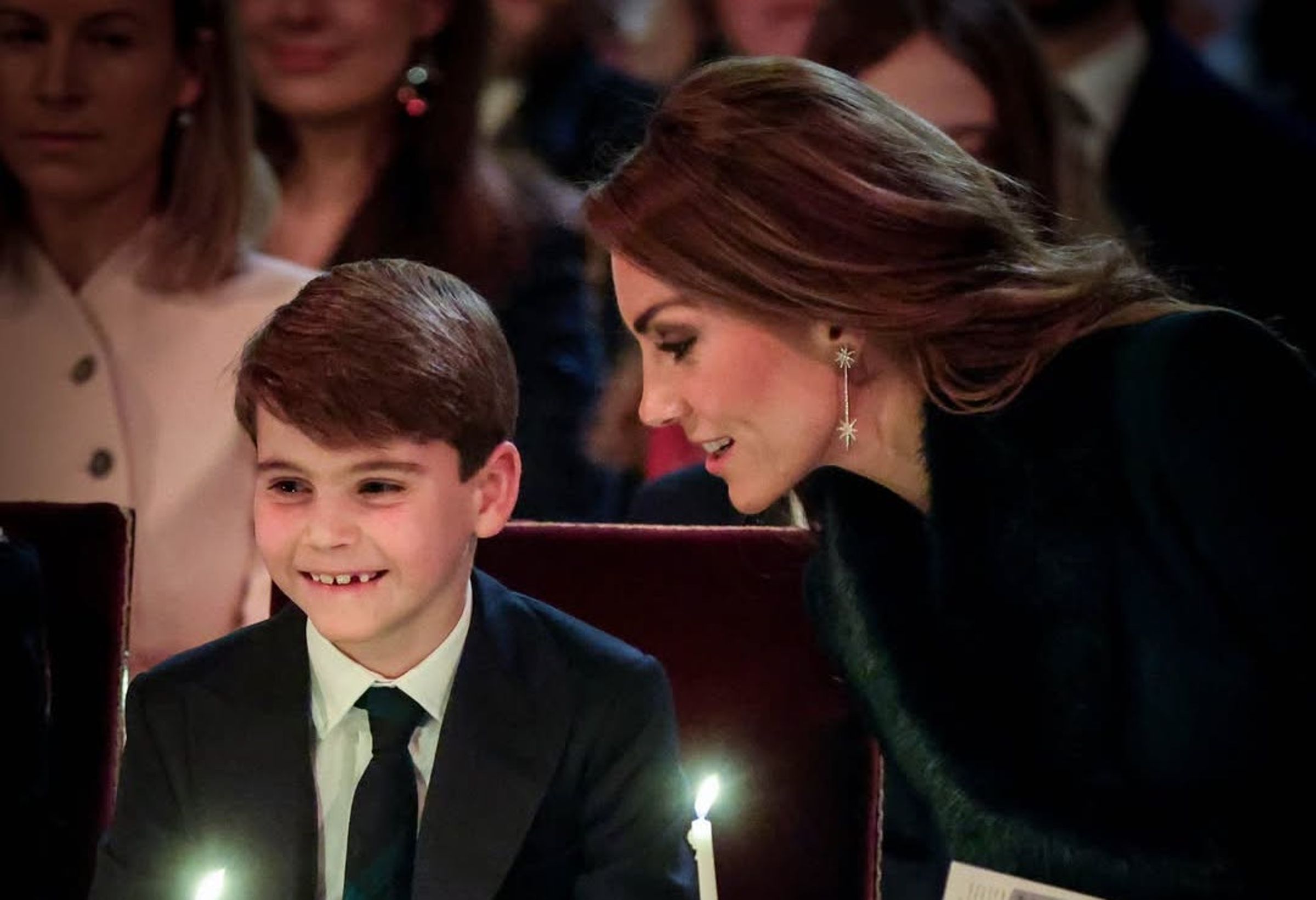 路易王子在耶誕頌歌音樂會上,坐在媽媽凱特旁邊。(翻攝princeandprincessofwales IG)