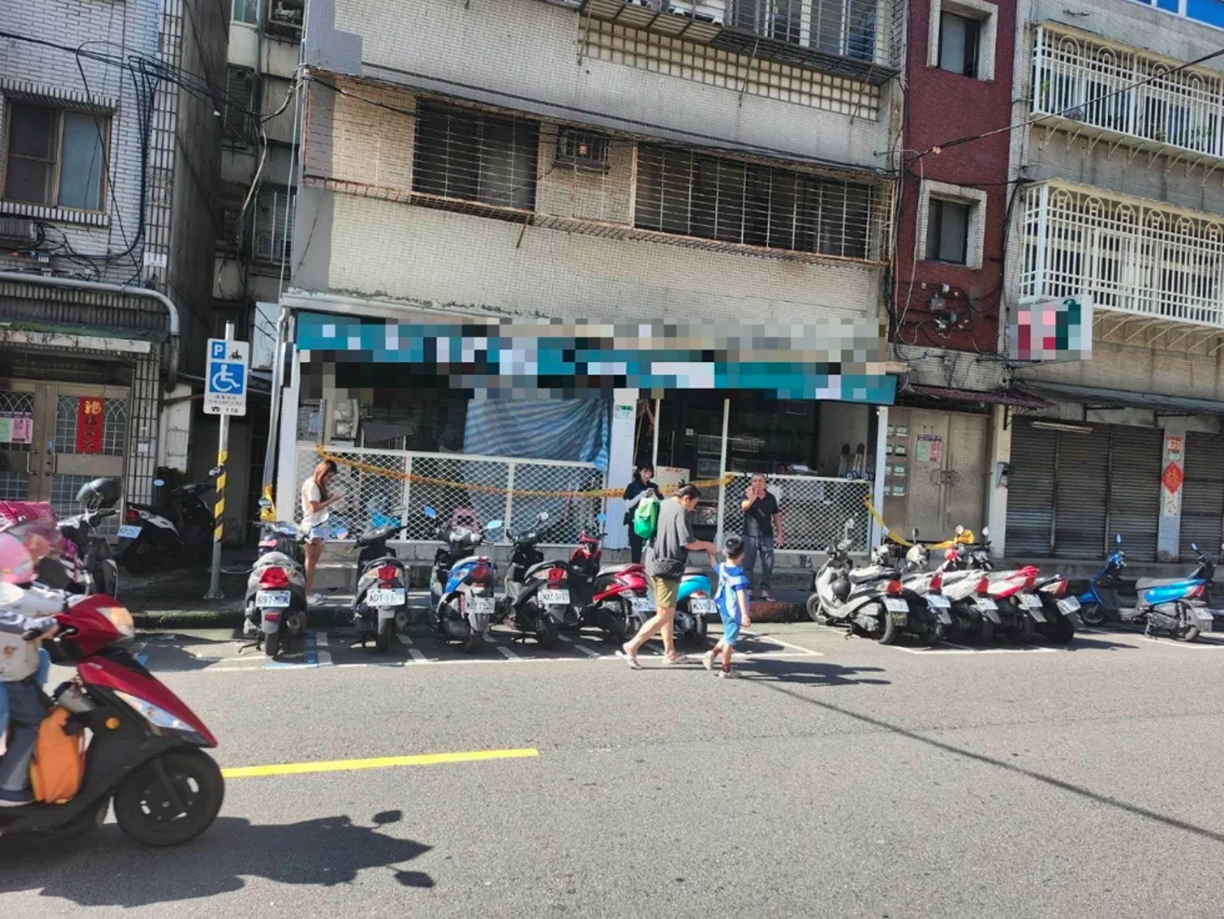 北市內湖區一間寵物店遲遲無法合法營業，黨姓老闆不堪多方壓力26日在店內輕生。（翻攝照片）