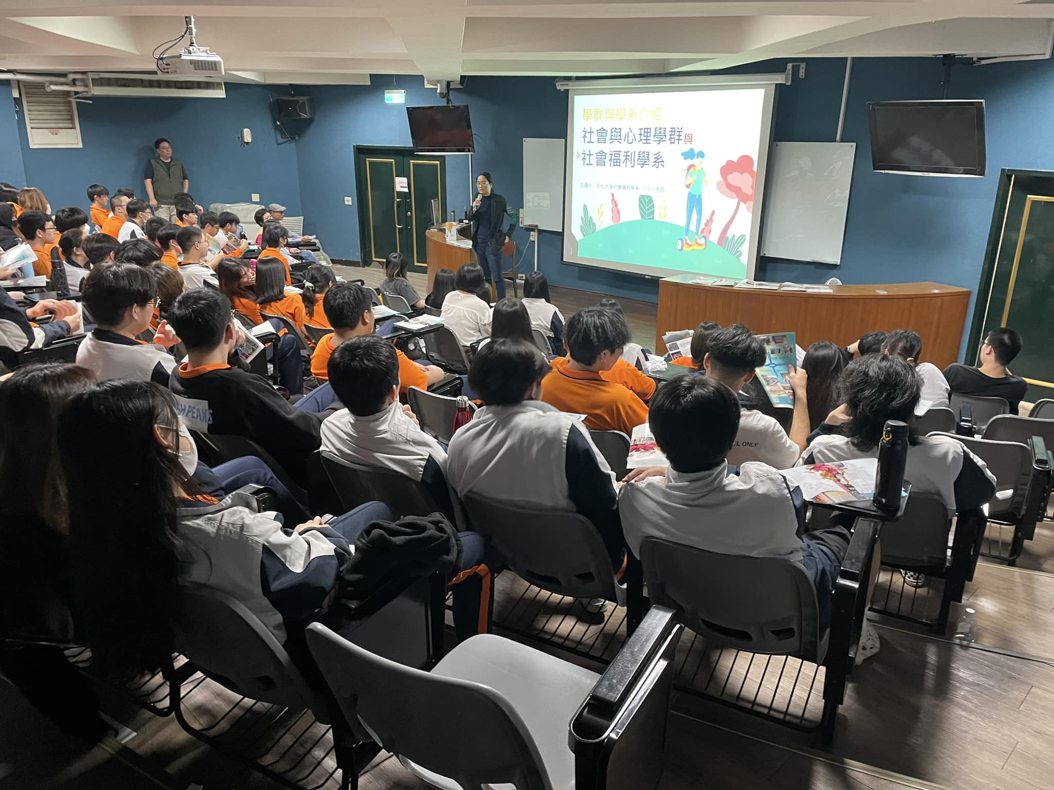 大同大學與高中部學生上課教室多處是違章或老舊建築，建築物安全堪憂。（翻攝大同高中臉書）