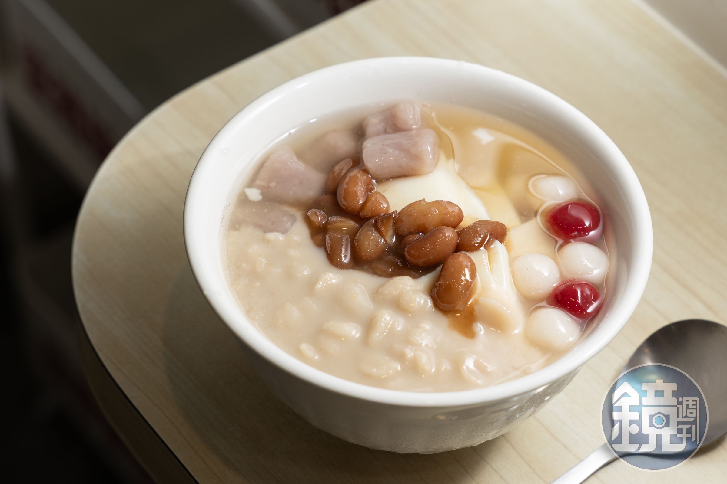 「全香豆花」的招牌豆花遵循古法以石膏製作，豆香十足、口感綿密。(鄭祺耀攝)