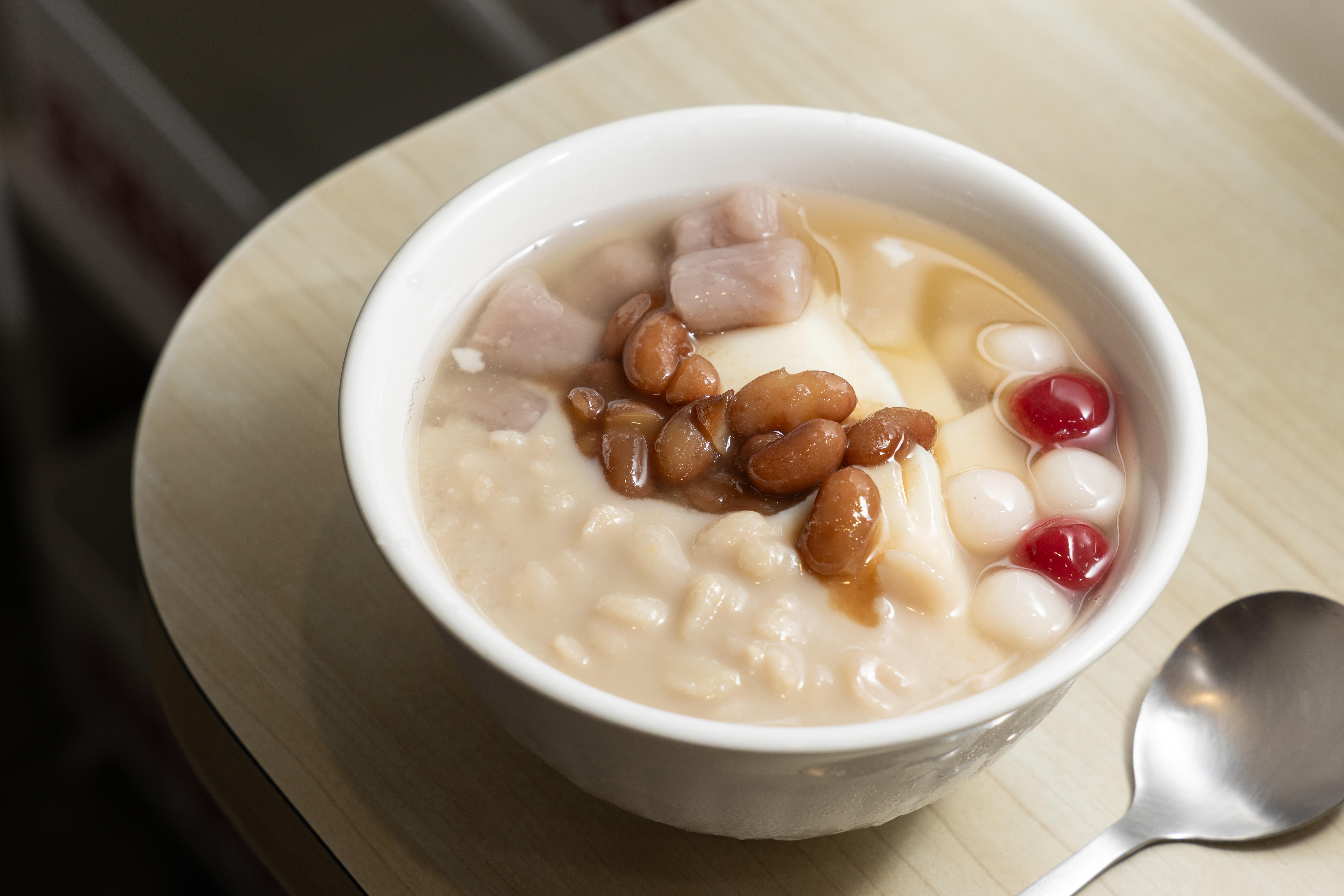 「全香豆花」的招牌豆花遵循古法以石膏製作,豆香十足、口感綿密。(鄭祺耀攝)