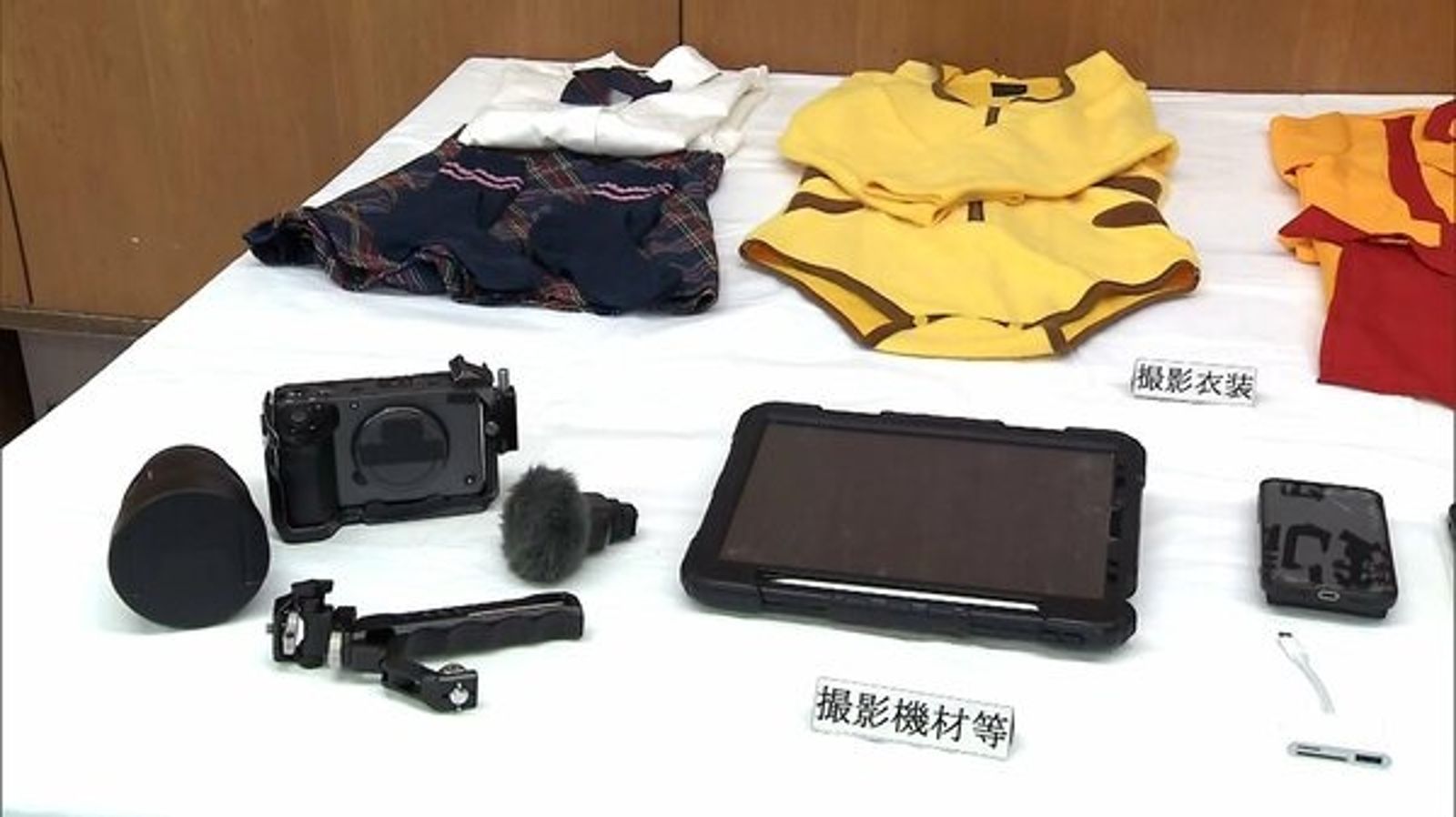 警方搜出道具服與攝影器材。（圖／翻自X平台）