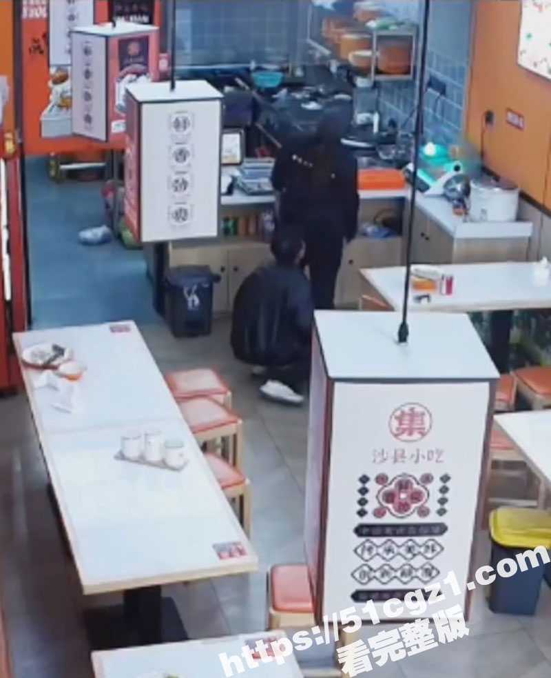 男子逮到機會,蹲下偷聞女店員下體。(翻自《吃瓜網》)