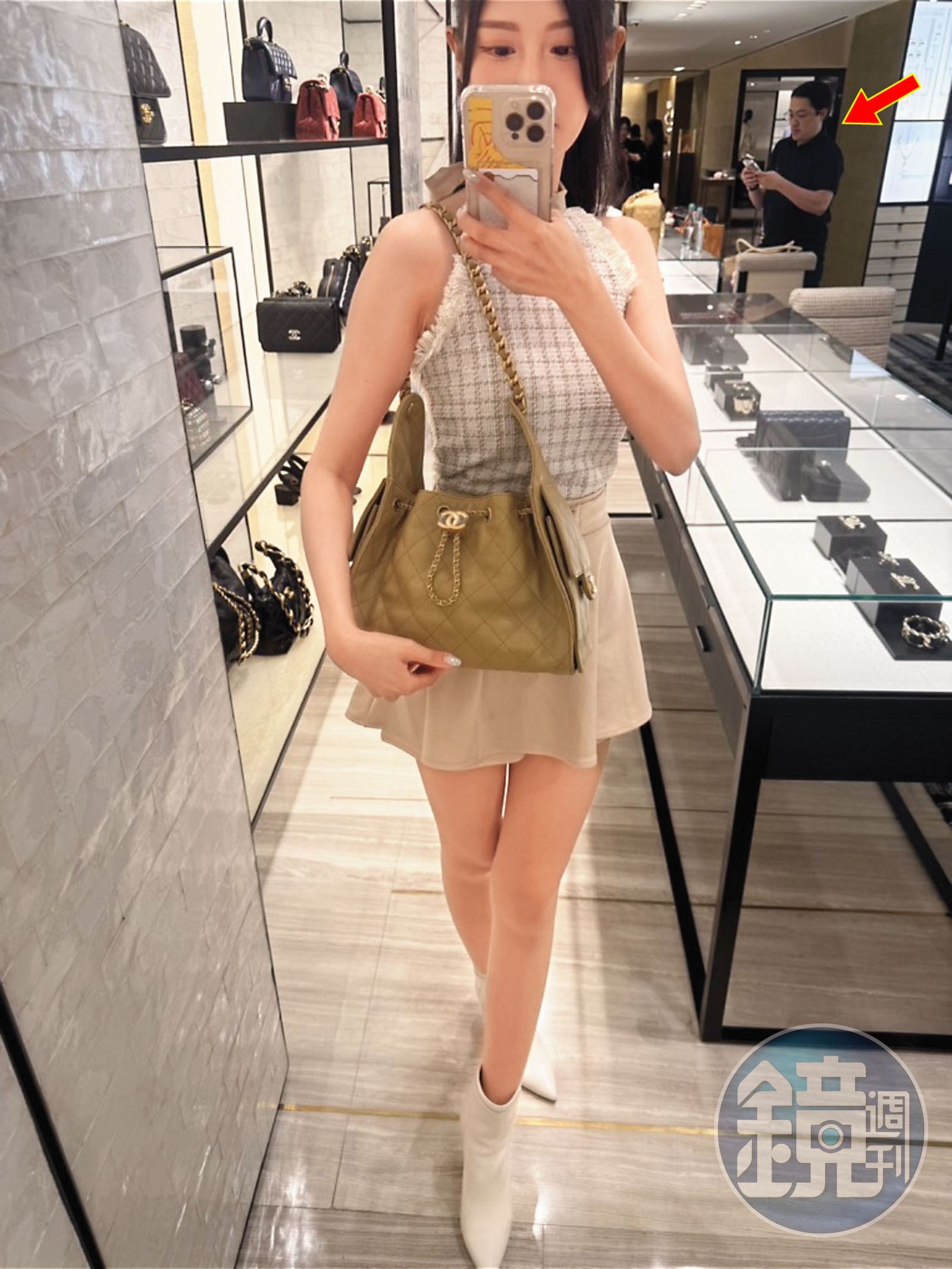 許玲玲在晶華酒店挑選精品包自拍，在後面的梁為超（箭頭處）也入鏡。（讀者提供）