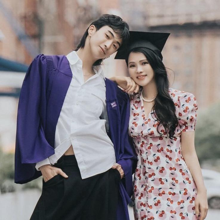 庾恩利還未出道就以女裝掀起話題，媽媽伊能靜非常鼓勵他做自己。（翻攝自庾恩利IG）
