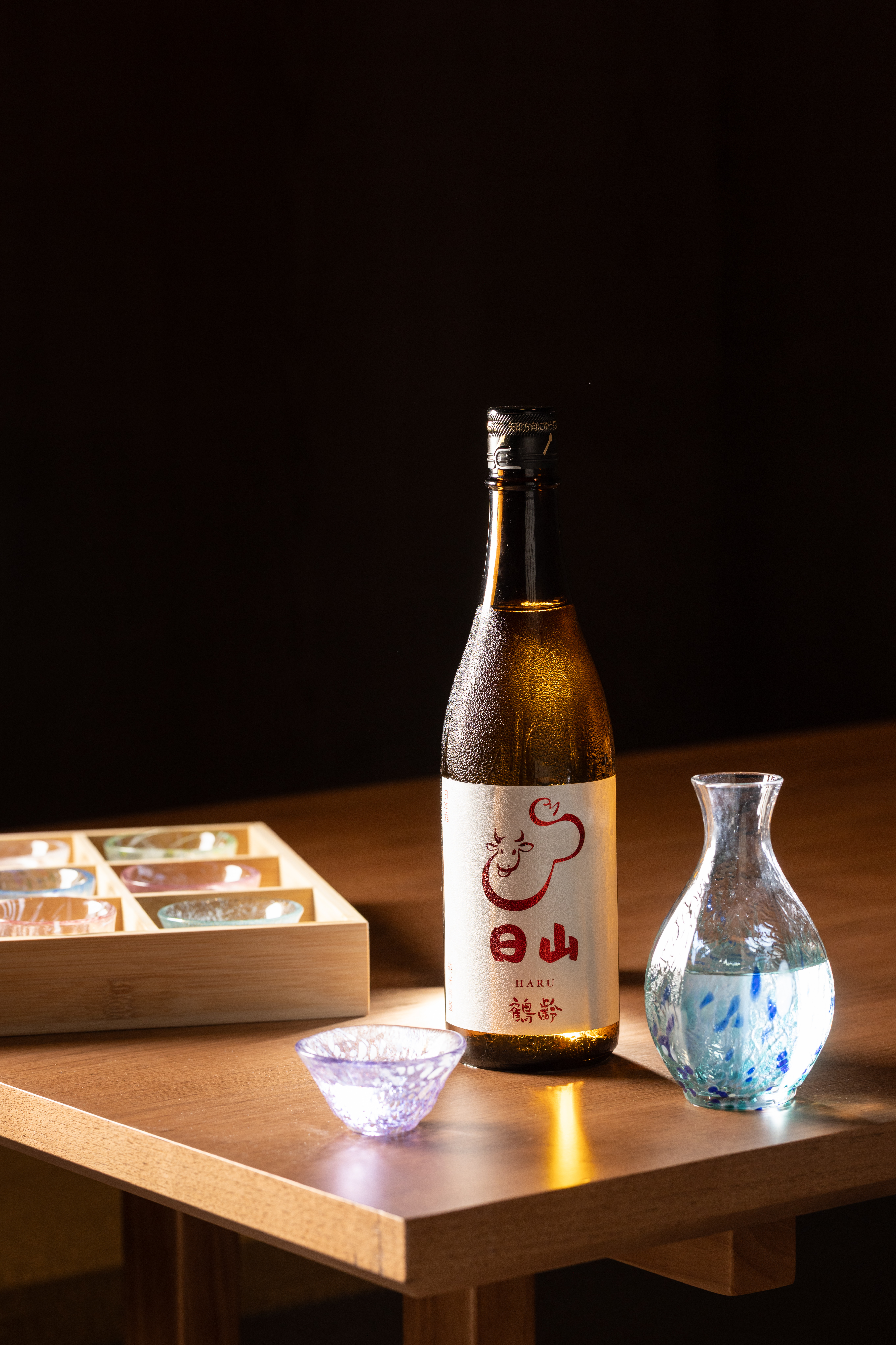 日山社長村上宗郎是清酒專家,這回也把與新潟縣鶴齡酒造聯名的酒款帶來台灣。(山田錦純米吟釀980元/240ml、2,880元/瓶)