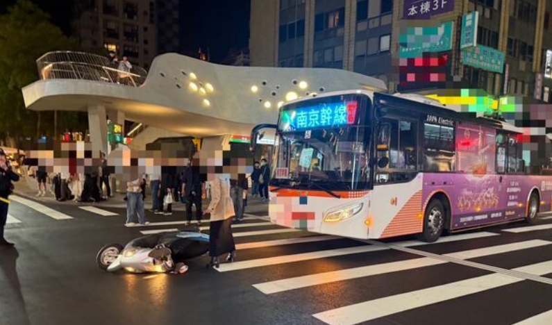 中山捷運站外、誠品南西周邊稍早發生公車與機車碰撞事故，警方與救護人員趕抵現場處理，事故原因仍待調查。（翻攝畫面）