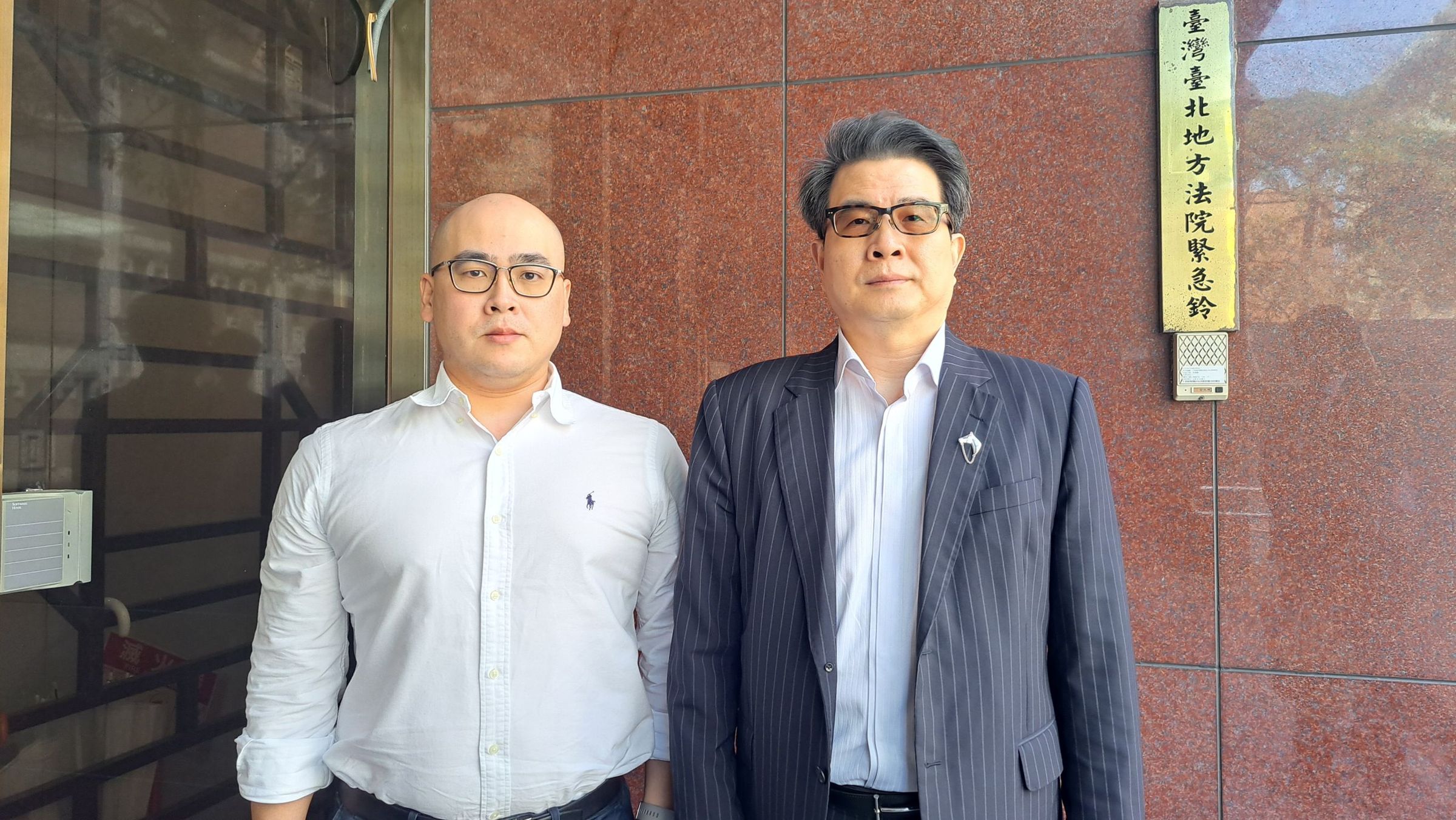 台灣民間反詐騙協會委任律師宋重和(右)、蕭奕弘,助8名詐騙受害者向Meta提告求償。(台灣反詐騙協會提供)