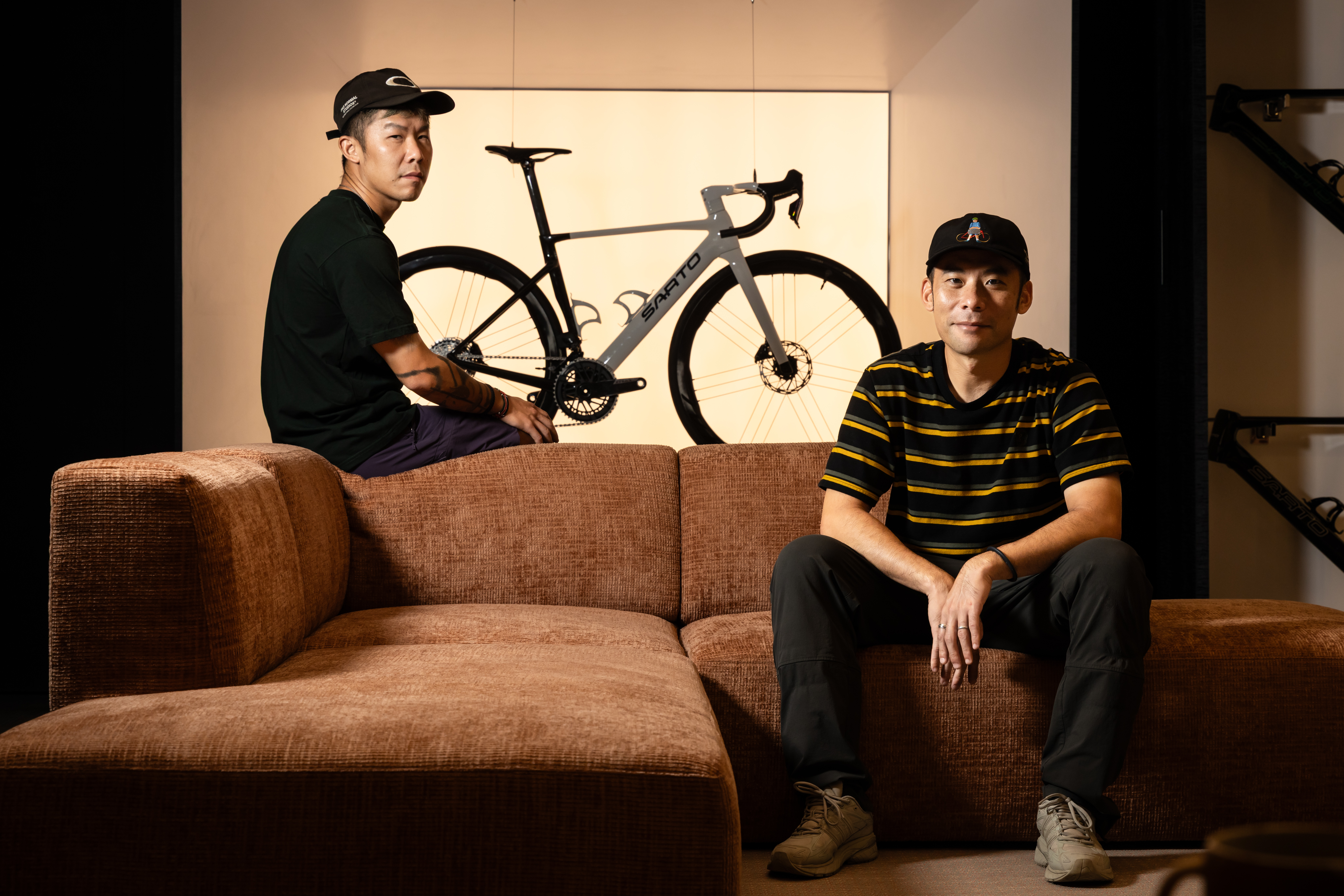 修敏燁（右）與修敏豪（左）兄弟，都是有15年以上車齡的車友，共同打造大男孩的單車俱樂部。