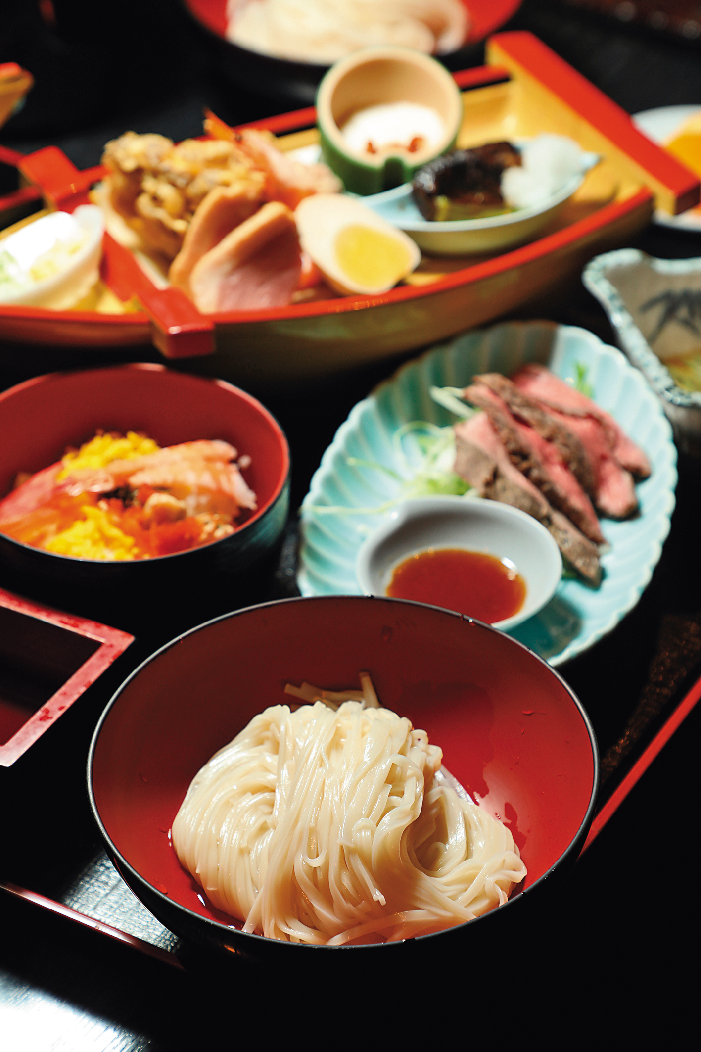 無限堂的「白龍套餐」能把稻庭烏龍麵、蓴菜雞蛋豆腐、散壽司等秋田名物一網打盡。（2,500日圓／套，約NT$546）