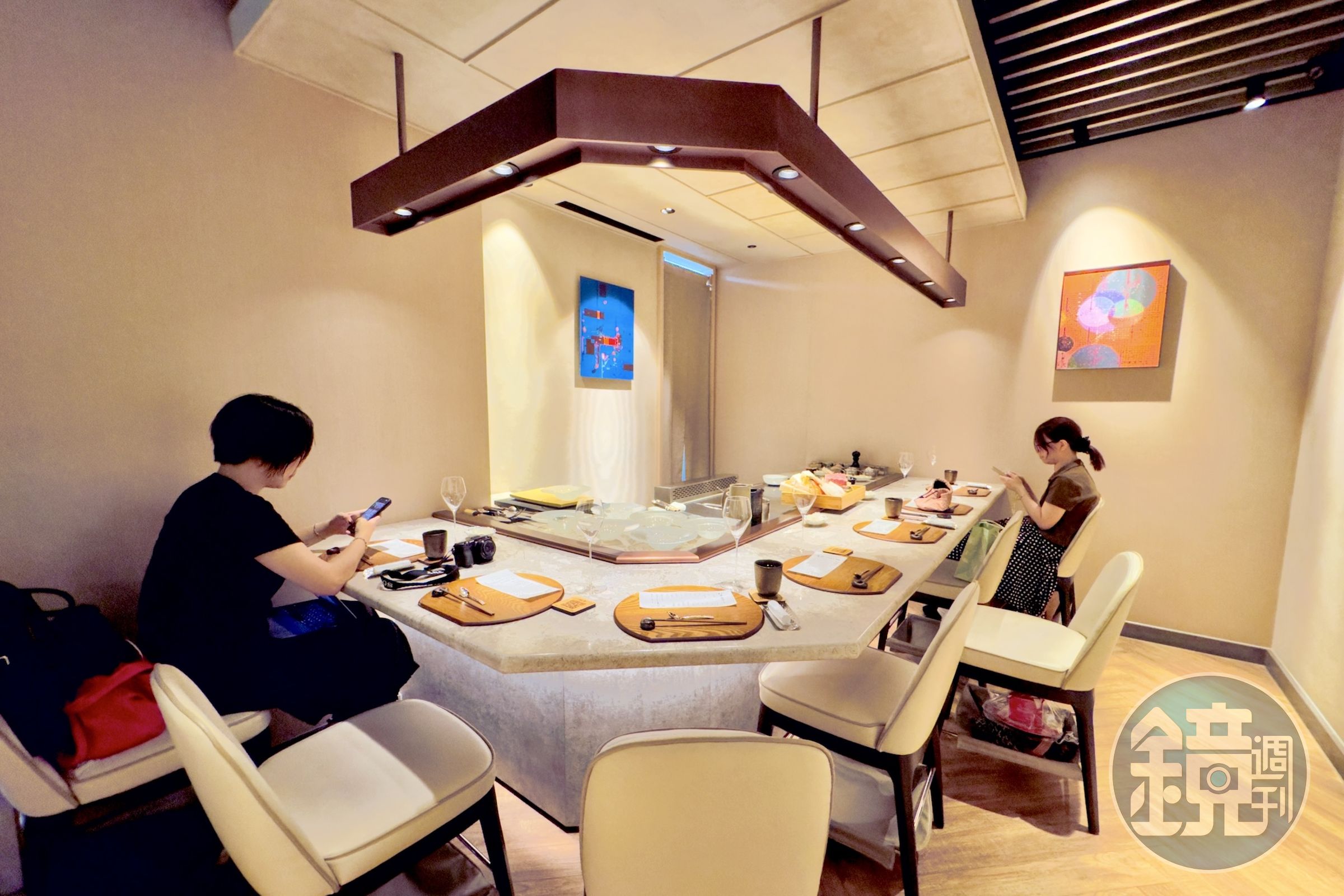 初魚鉄板料亭以精緻簡約的板前空間呈現料亭氛圍,讓主廚現場掌握火候,也讓料理成為用餐風景。