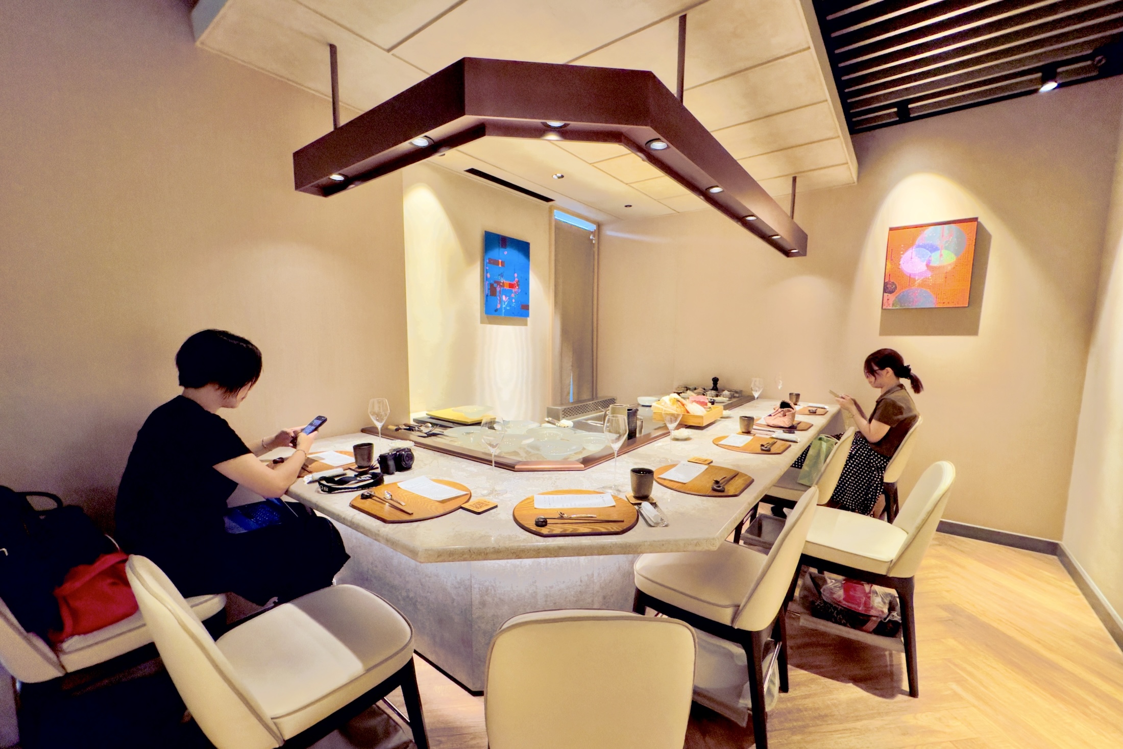 初魚鉄板料亭以精緻簡約的板前空間呈現料亭氛圍,讓主廚現場掌握火候,也讓料理成為用餐風景。