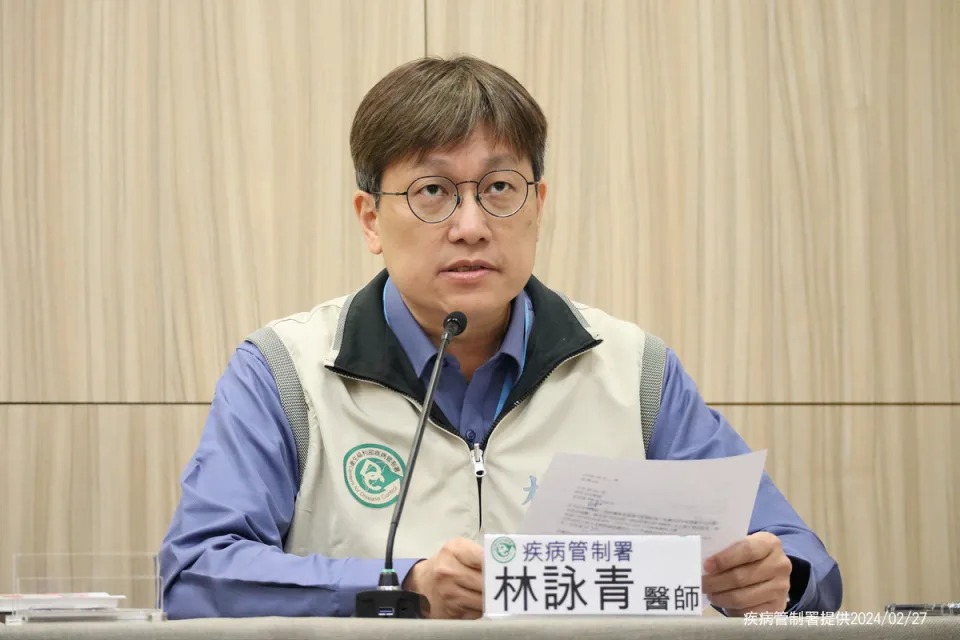 防疫醫師林詠青說明，流感、COVID-19重症與病歿個案。（疾管署提供）