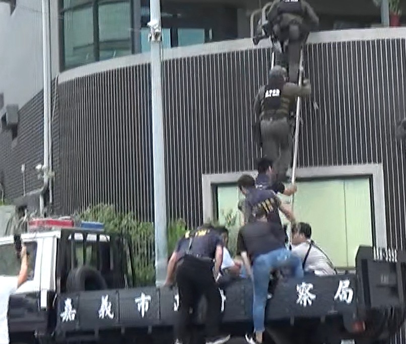 警方攻堅。（警方提供）