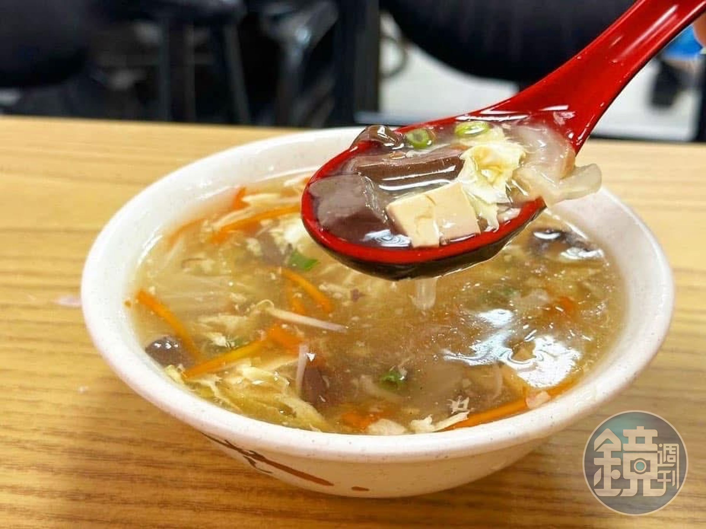 「酸辣湯」以蔬菜的甜味為主。（30元／碗）
