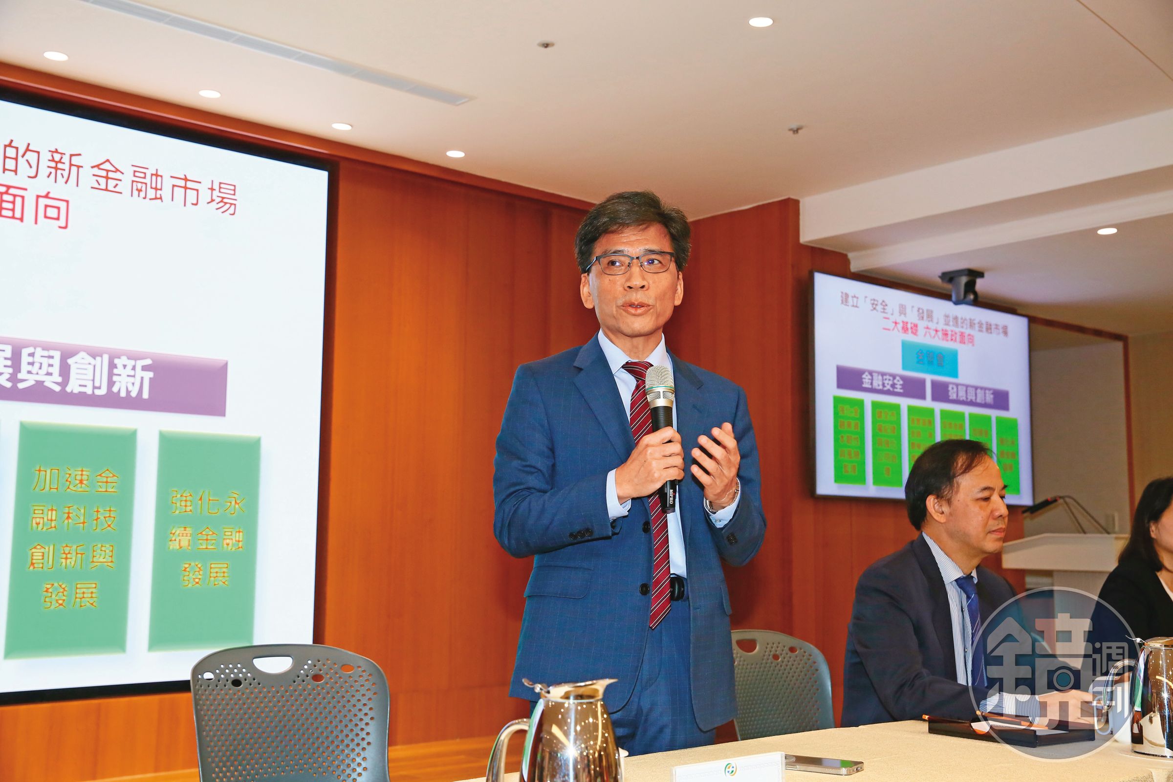 金管會主委彭金隆(左)上任後,新新併將是他第一件重要審查金融併購案。