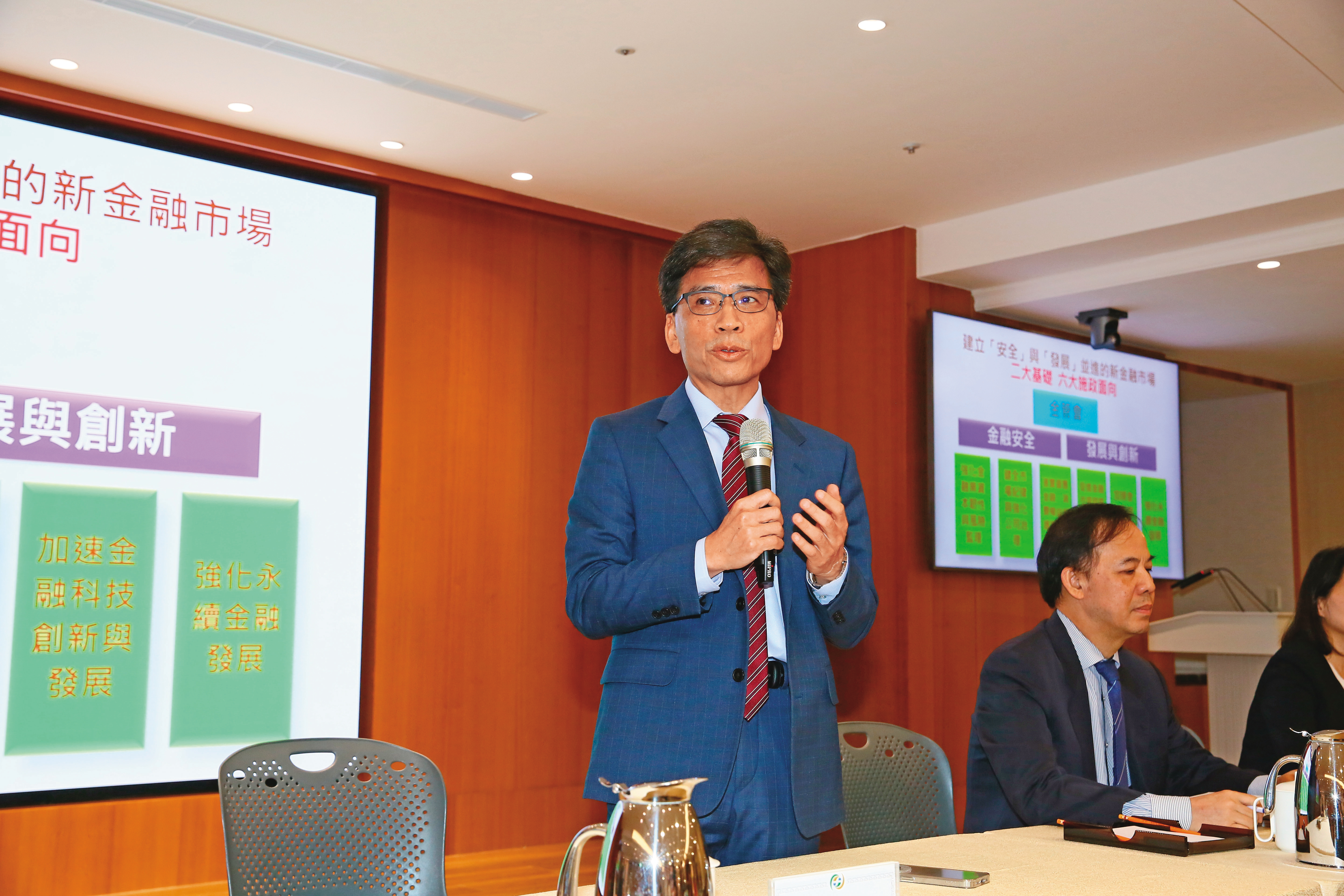 金管會主委彭金隆（左）上任後，新新併將是他第一件重要審查金融併購案。