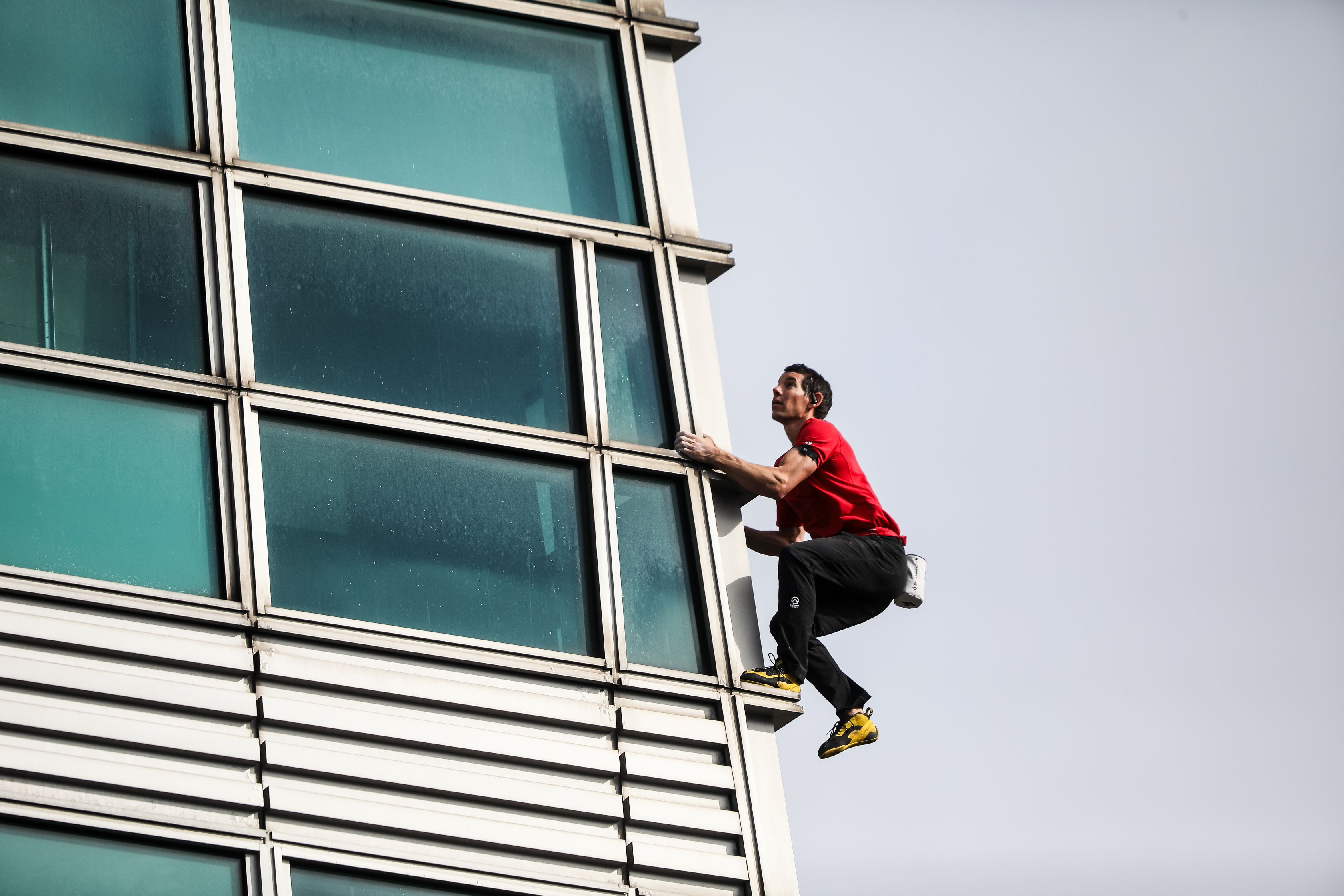 攀爬過程中Alex Honnold配戴藍牙耳機,他透露音樂原本用於配速,但因訊號不穩多次中斷。(鏡報攝影組攝)