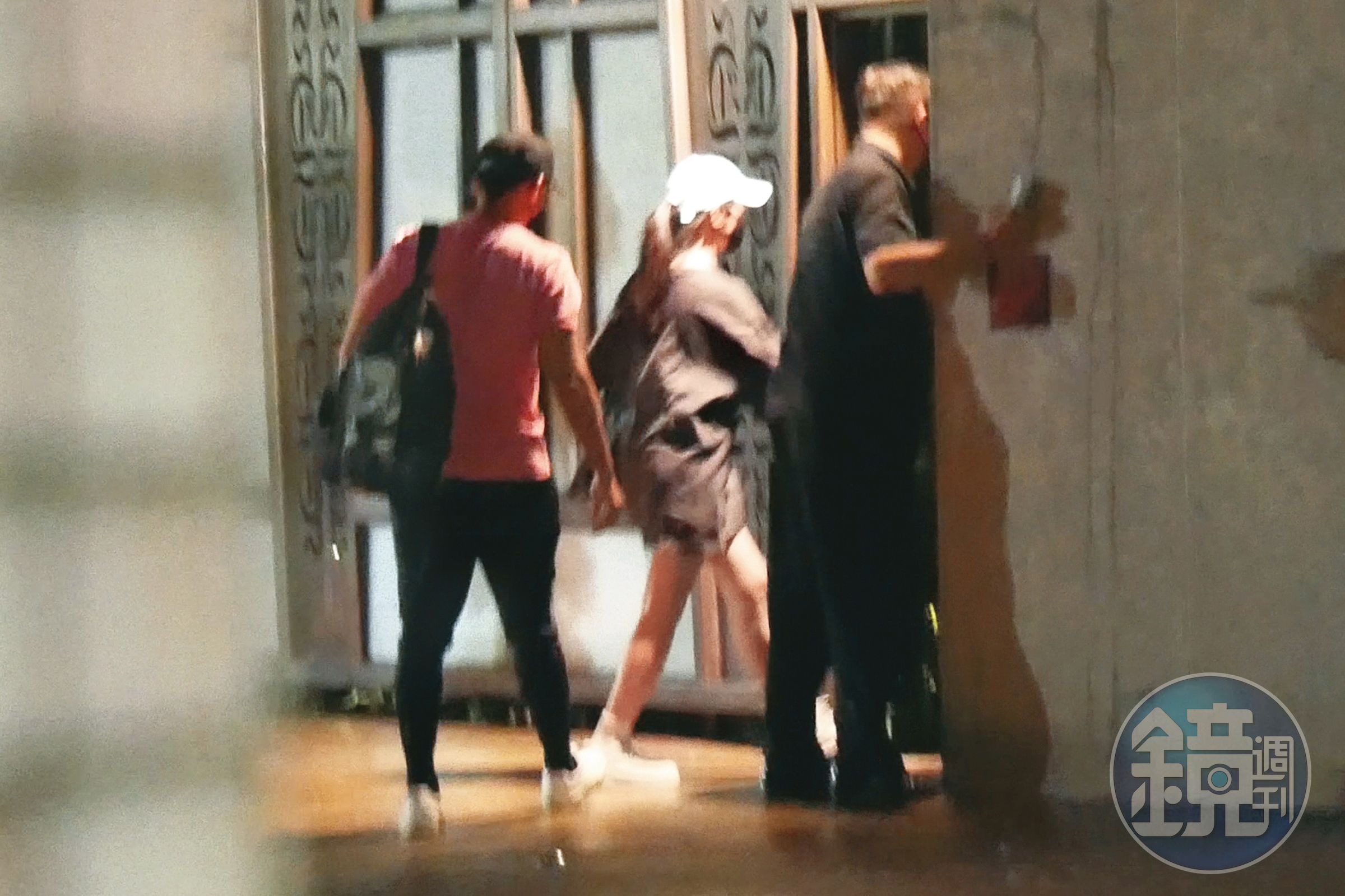 同一扇門,本刊曾經拍過温昇豪(左)深夜與李杏(中)結束聚會後一起進去,不過兩人解釋還有其他人在。