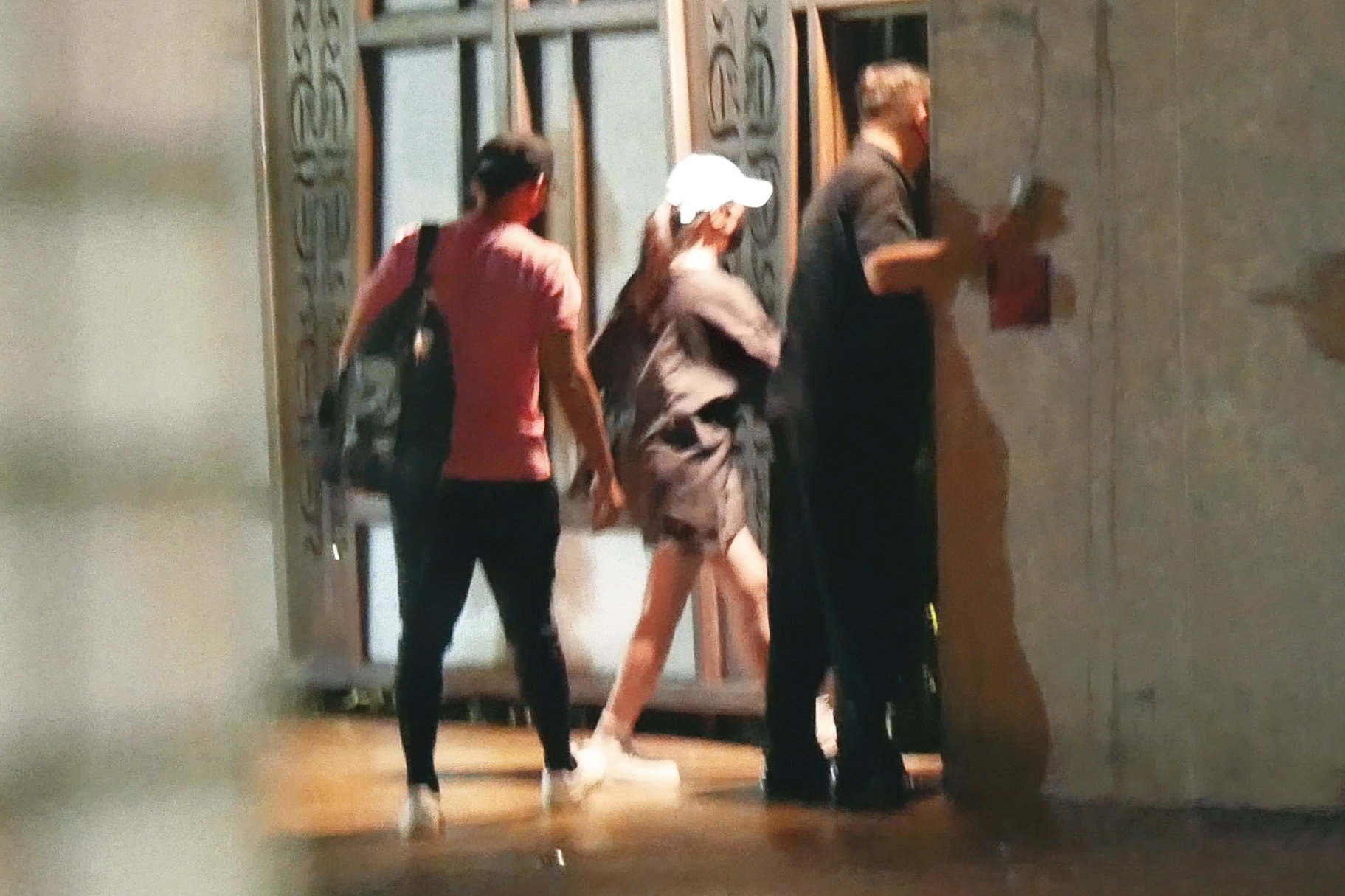 同一扇門，本刊曾經拍過温昇豪（左）深夜與李杏（中）結束聚會後一起進去，不過兩人解釋還有其他人在。