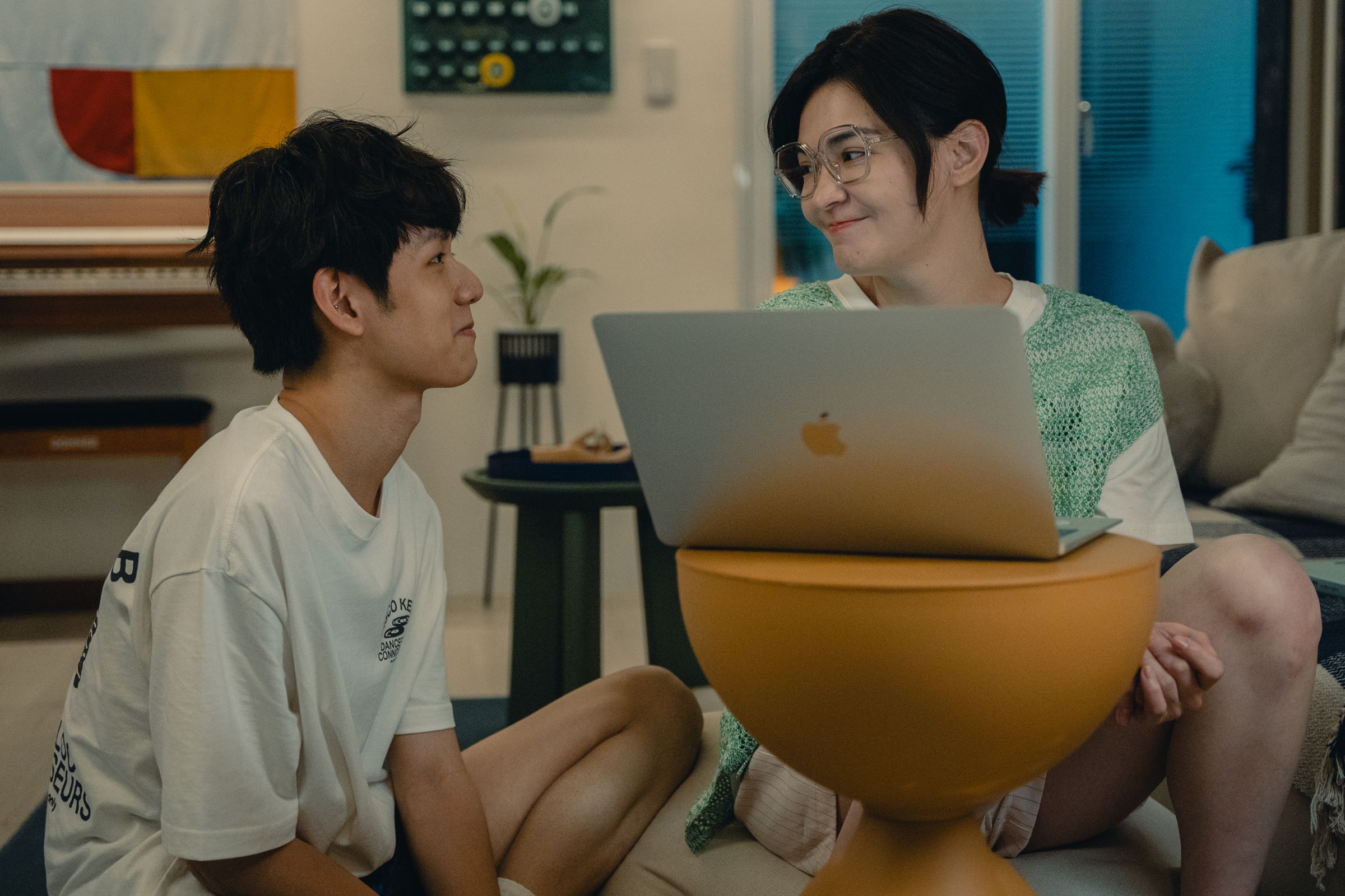 《整形過後》洪暐哲（左）飾演的護理師堪稱張榕容（右）的第一粉絲，整天圍繞在她身邊打轉。（六魚文創提供）