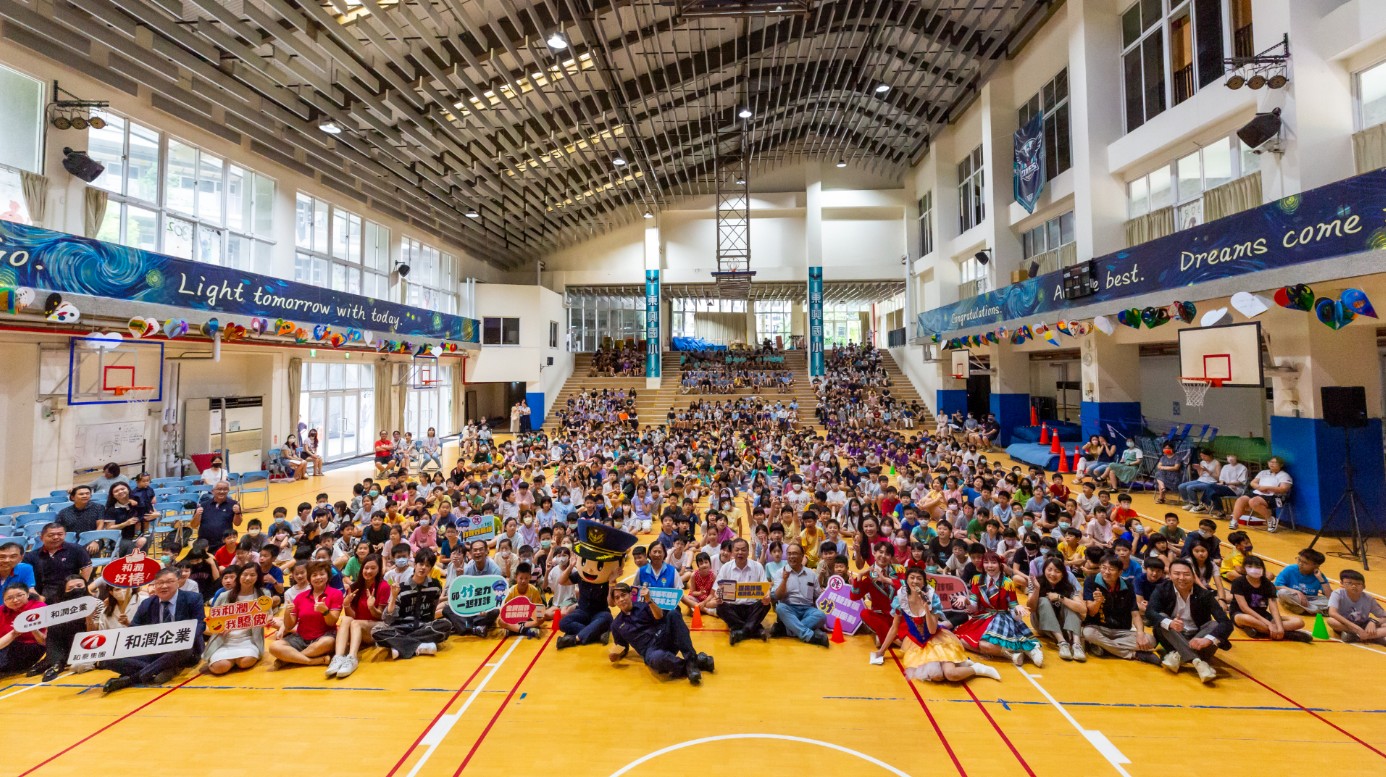 和潤企業與新竹縣政府警察局、藝人團體合作，推動校園反詐。（和潤提供）