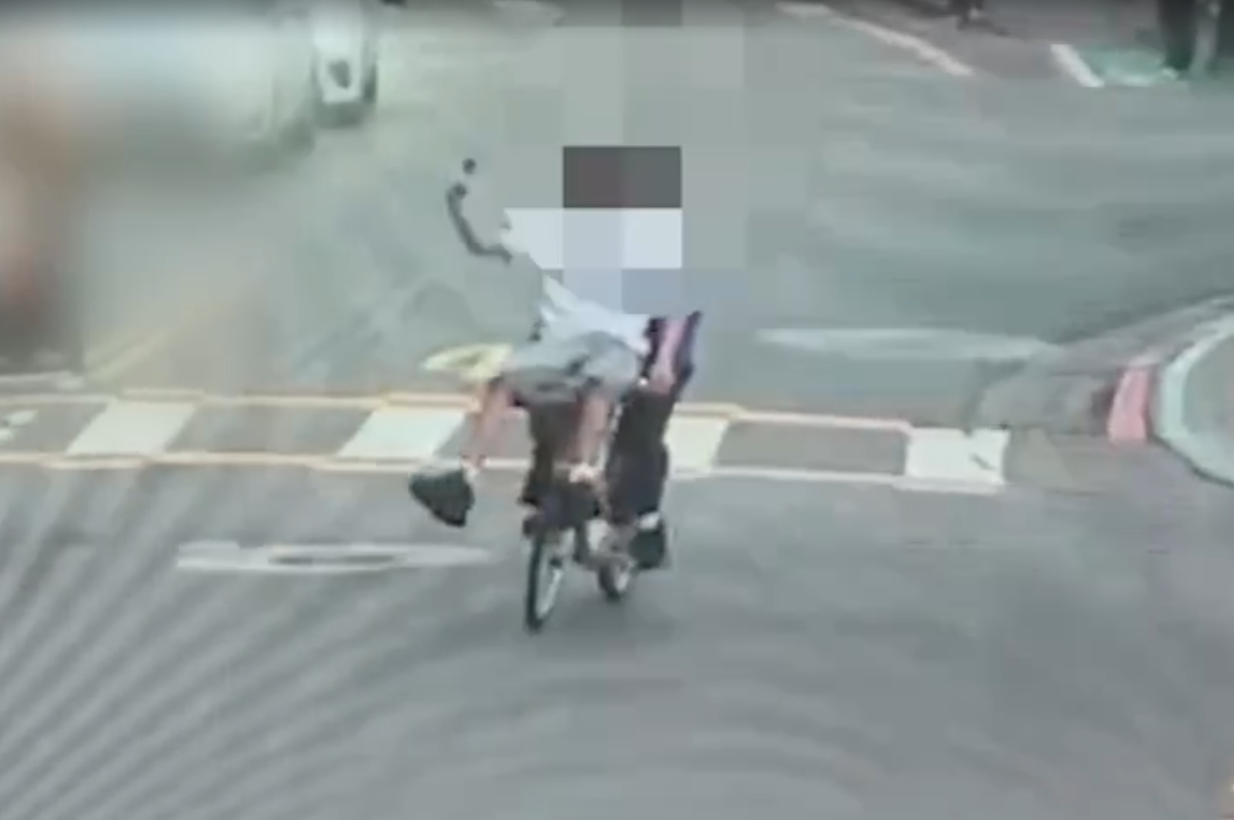 2名年輕人昨雙載騎乘YouBike電輔自行車，在天母悠哉閒晃自拍，誇張行徑引發網友撻伐，警方表示將開罰依法究辦。（警方提供）