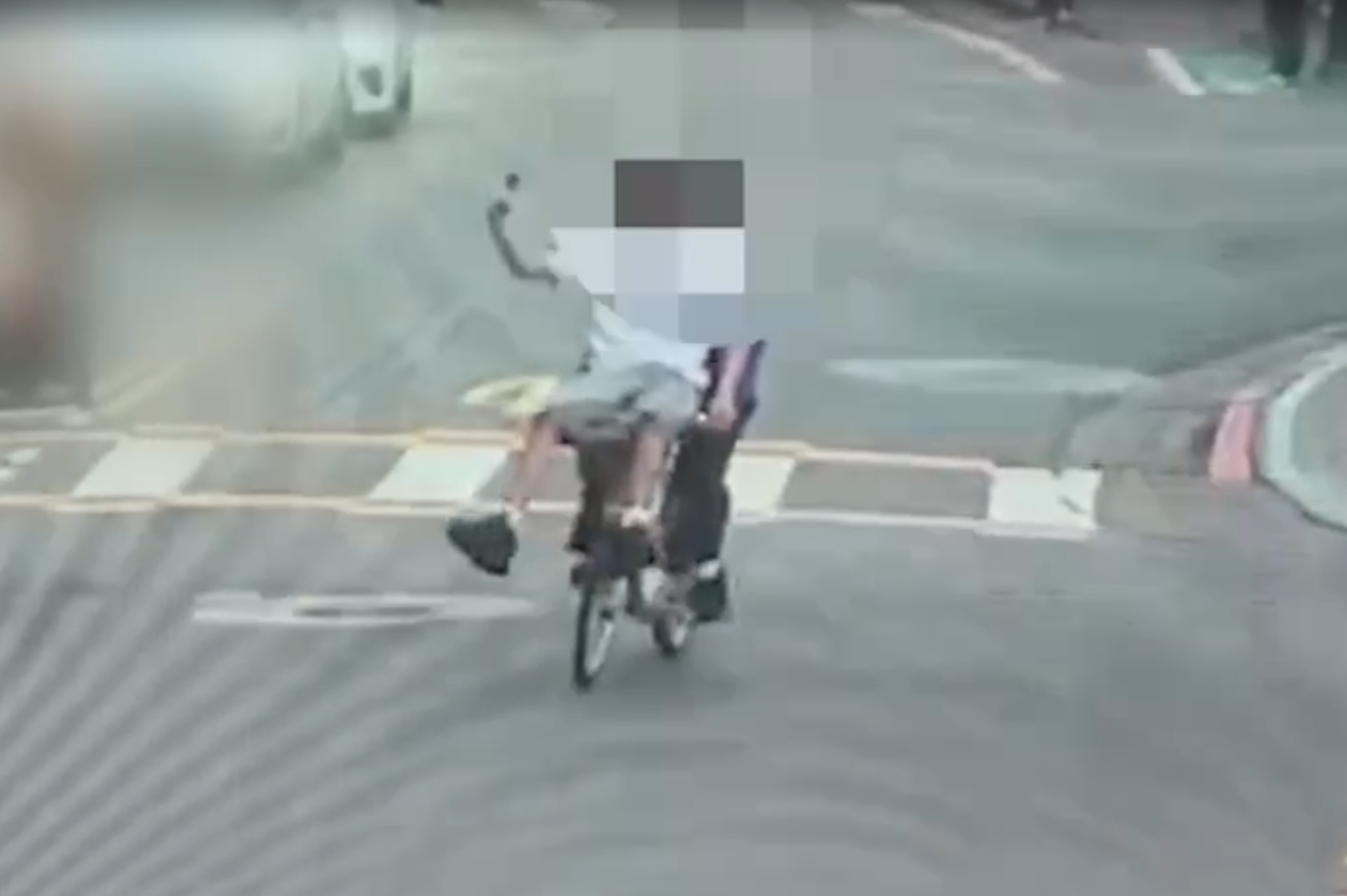 2名年輕人昨雙載騎乘YouBike電輔自行車，在天母悠哉閒晃自拍，誇張行徑引發網友撻伐，警方表示將開罰依法究辦。（警方提供）