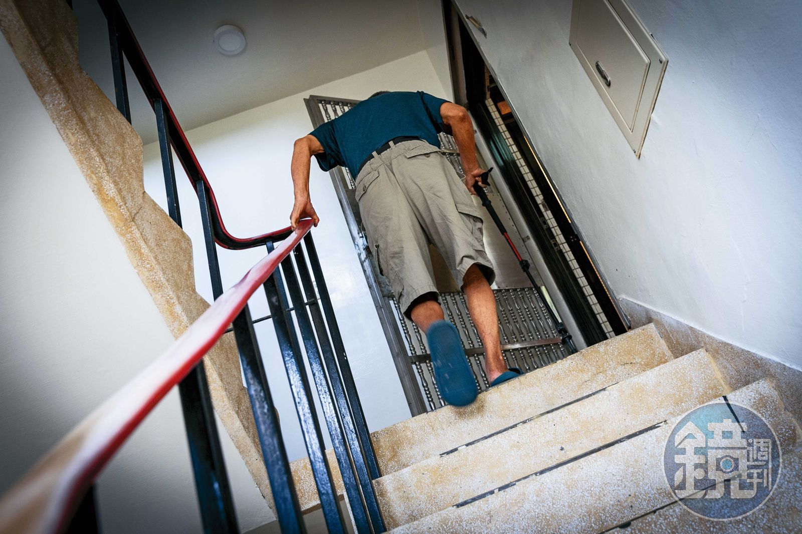 需洗腎的老鄰居無法入住新屋，只能寄人籬下，住在5樓的老公寓。