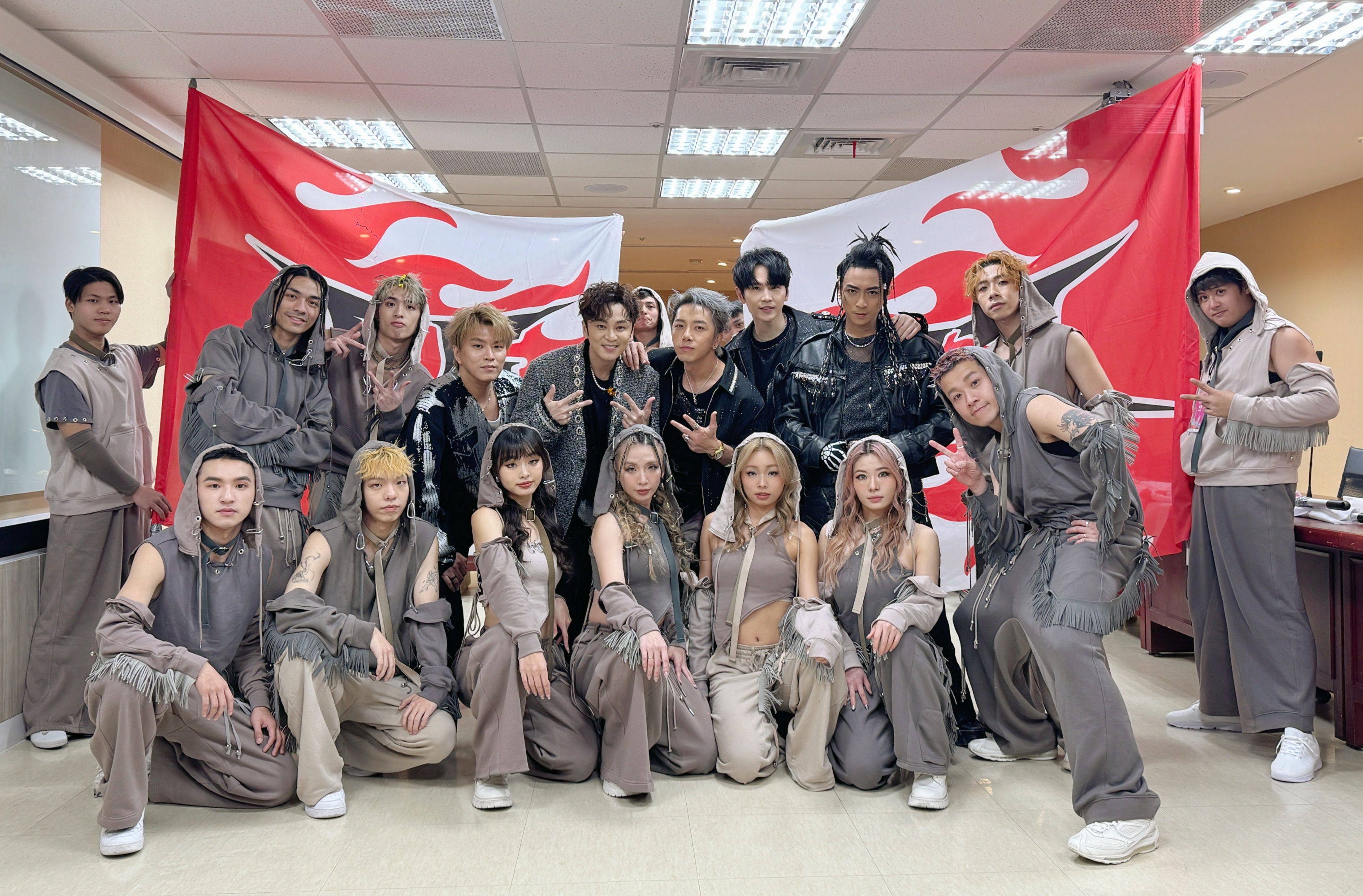 Energy氣勢磅礴率十名舞者、揮舞Energy大旗壓軸登台北跨年。（相信音樂提供）