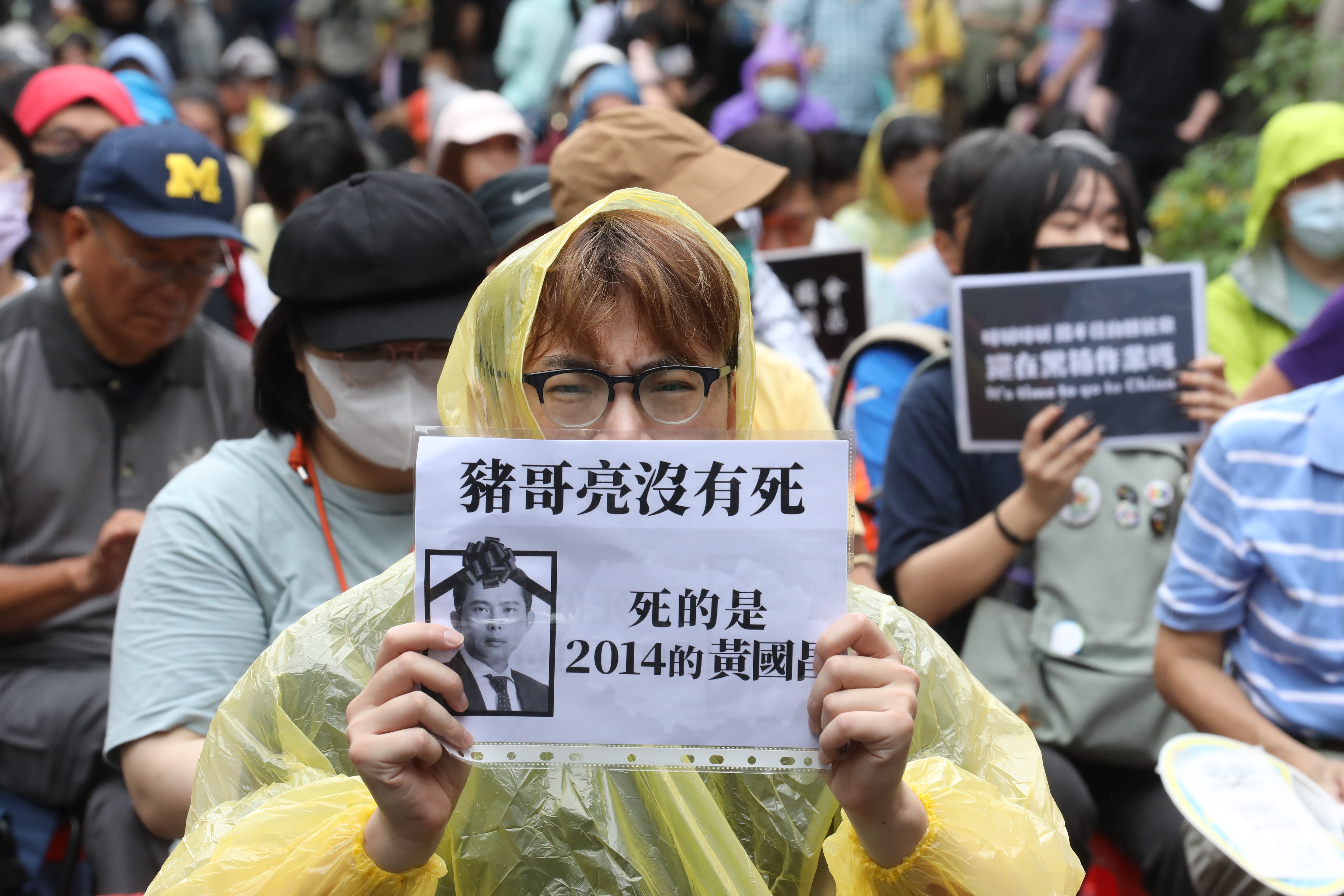 立法院場外有許多民眾自發性到場抗議，當中罵黃國昌的手舉牌最多、最凶。