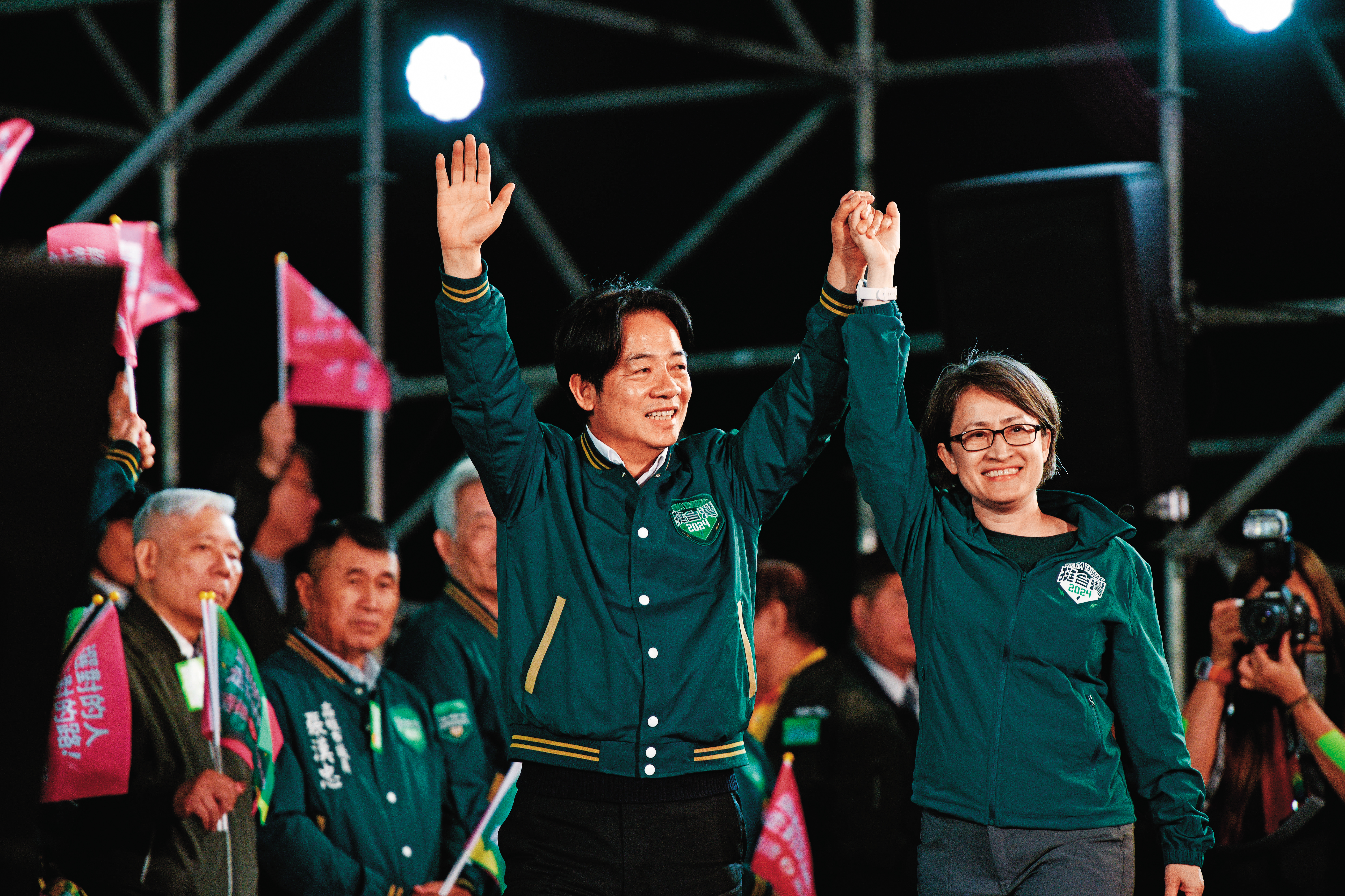 民進黨賴蕭配在選前極力為同黨立委催票，不放棄國會過半。