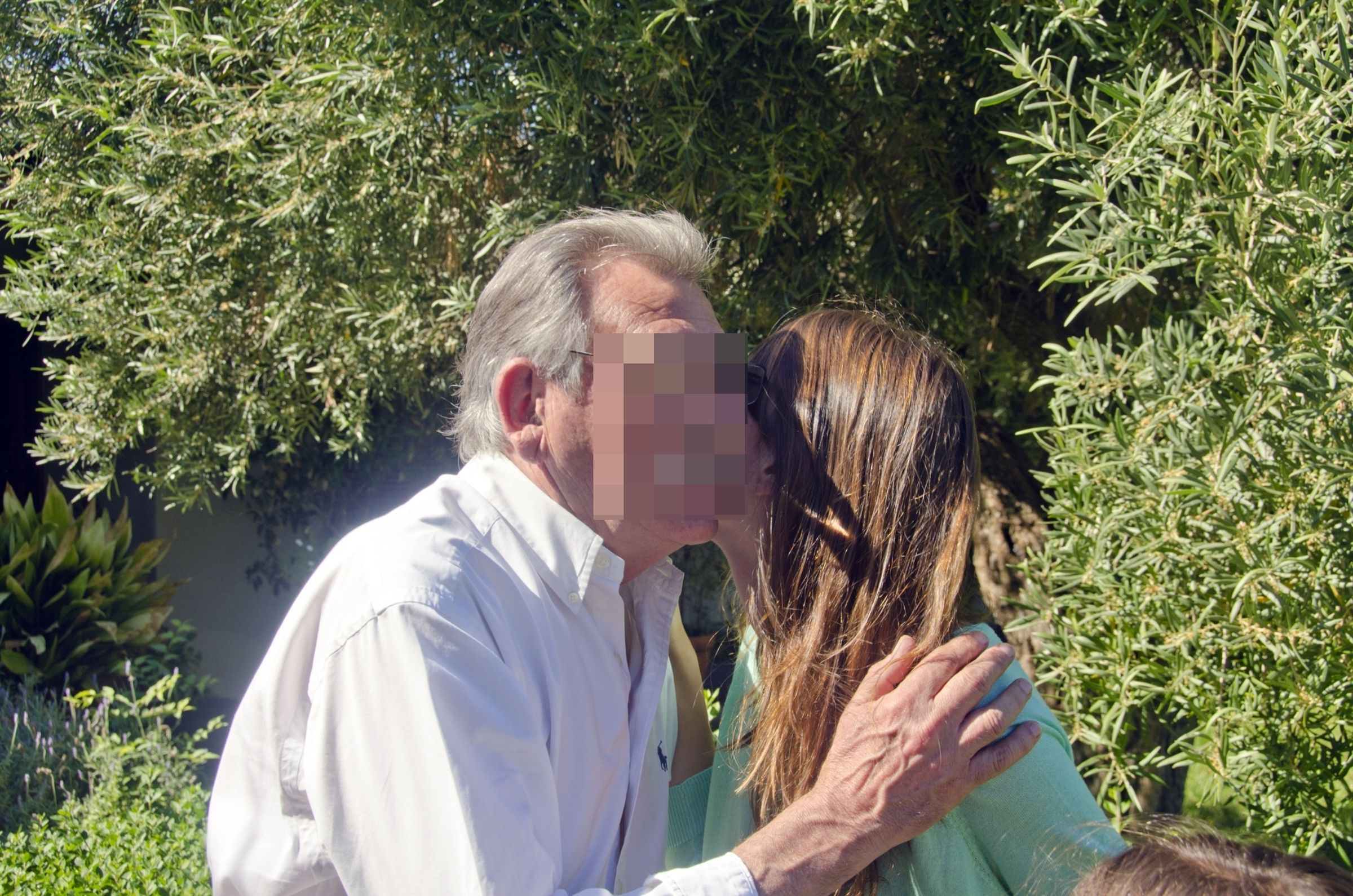 一名女網友與男友吵架後,男友父親安慰她時,居然主動吻了她,雙方最後發展不倫戀。(示意圖,photoAC)