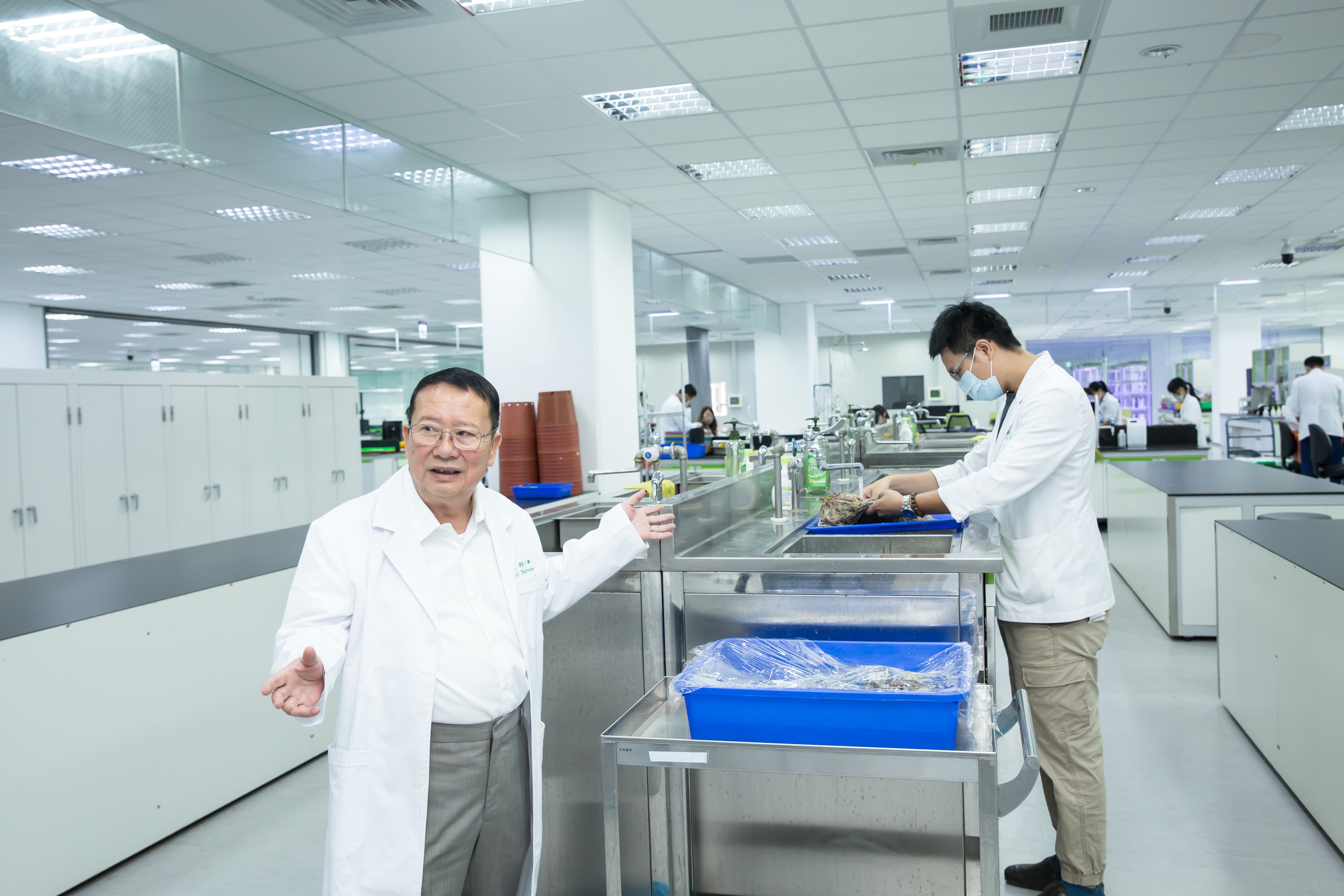 吳正邦說農業生技需要很高端的研究人員，正瀚實驗室裡，3步一碩士、5步一博士。